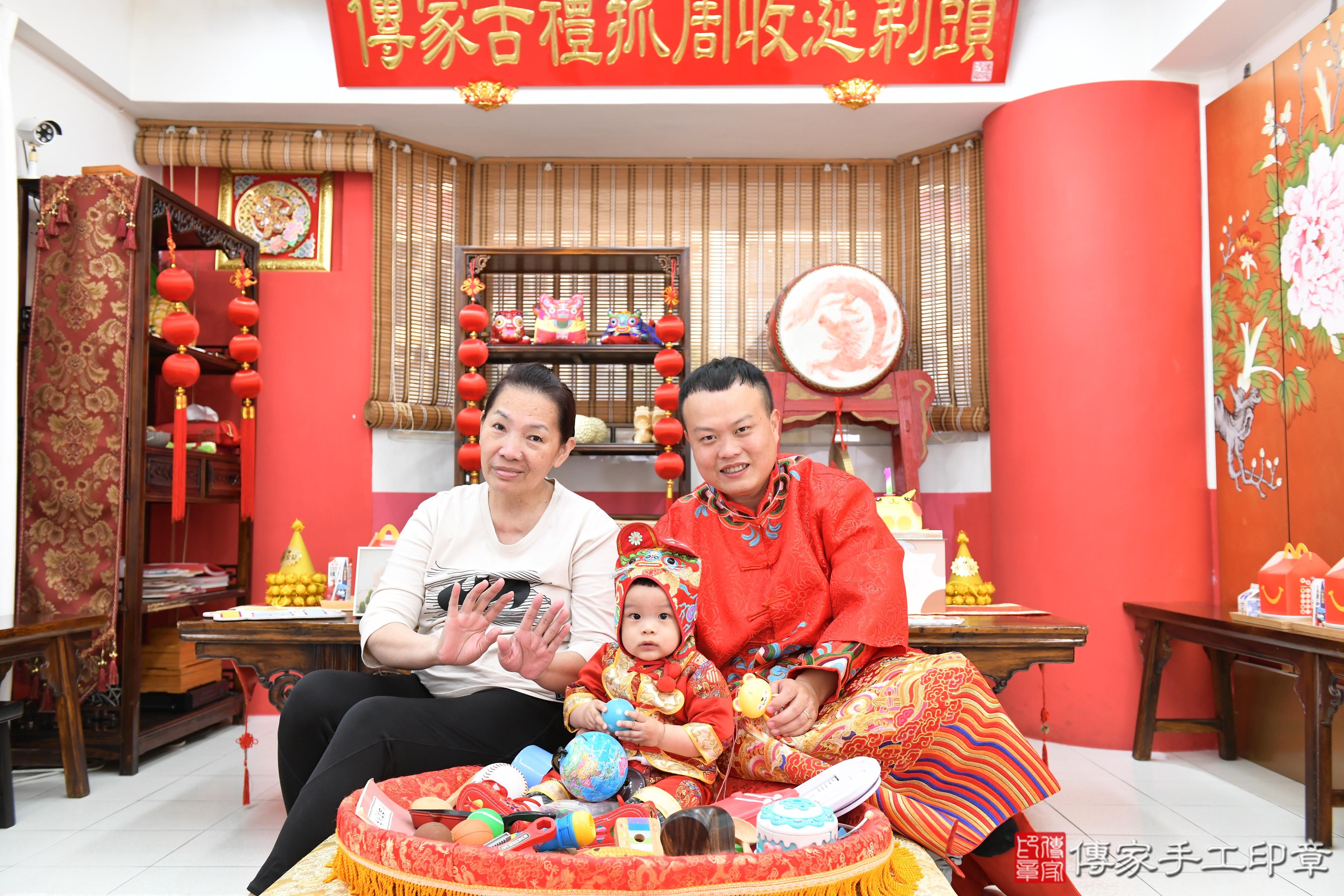 傳家手工印章高雄店、抓周、度脺、美式風會場、傳家嬰兒古禮、吉祥話、抓周道具物品24種、拍照。抓周證書。寶寶抓周、滿周歲、生日快樂、祝福