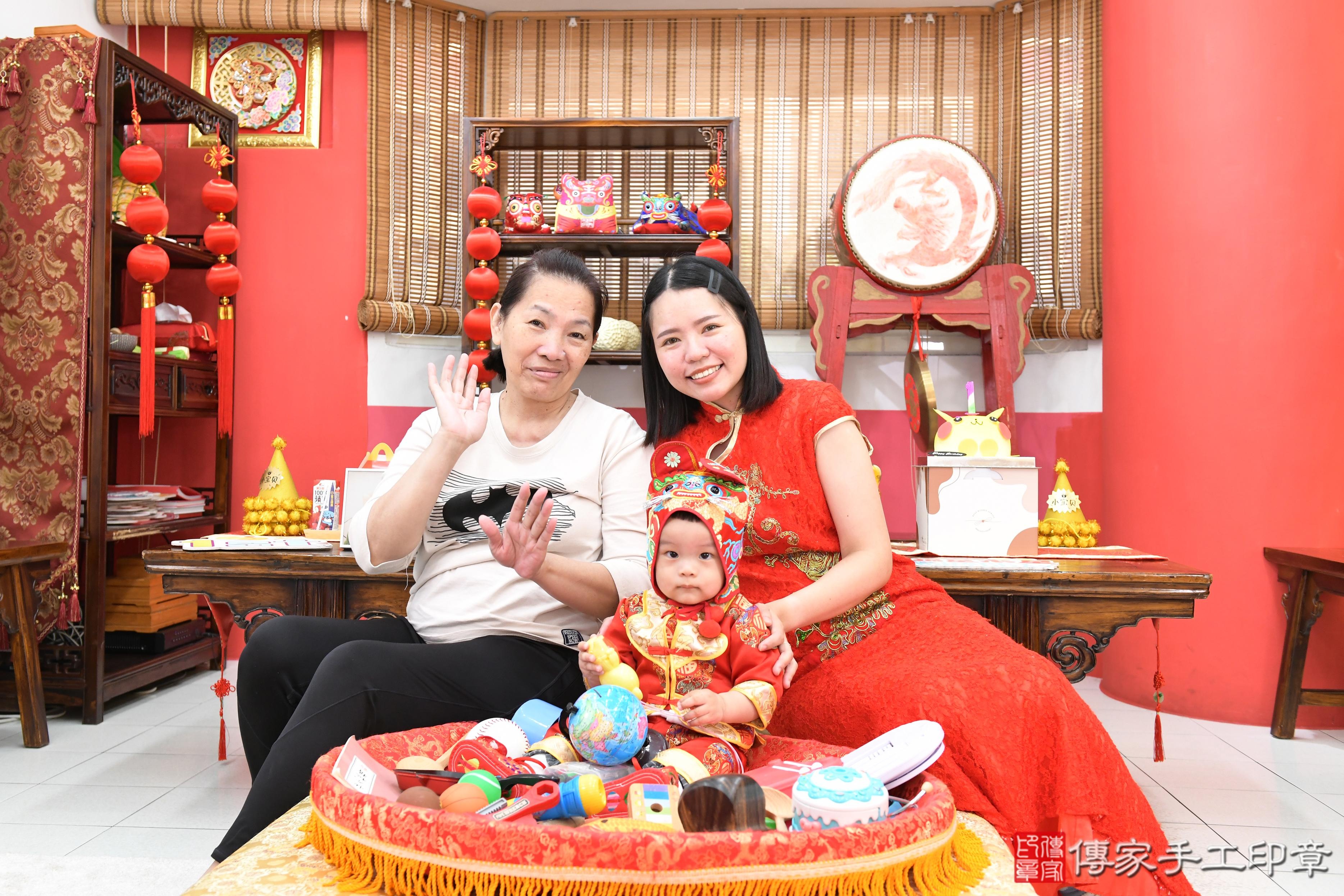 傳家手工印章高雄店、抓周、度脺、美式風會場、傳家嬰兒古禮、吉祥話、抓周道具物品24種、拍照。抓周證書。寶寶抓周、滿周歲、生日快樂、祝福