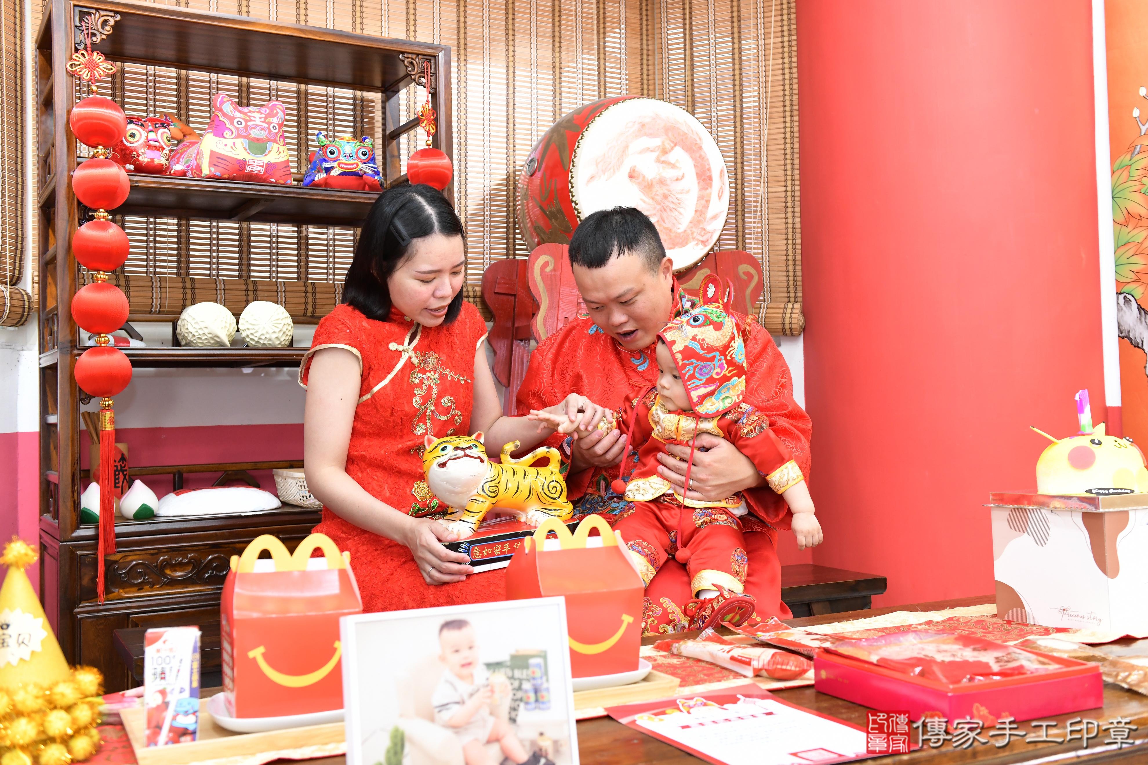 傳家手工印章高雄店、抓周、度脺、美式風會場、傳家嬰兒古禮、吉祥話、抓周道具物品24種、拍照。抓周證書。寶寶抓周、滿周歲、生日快樂、祝福