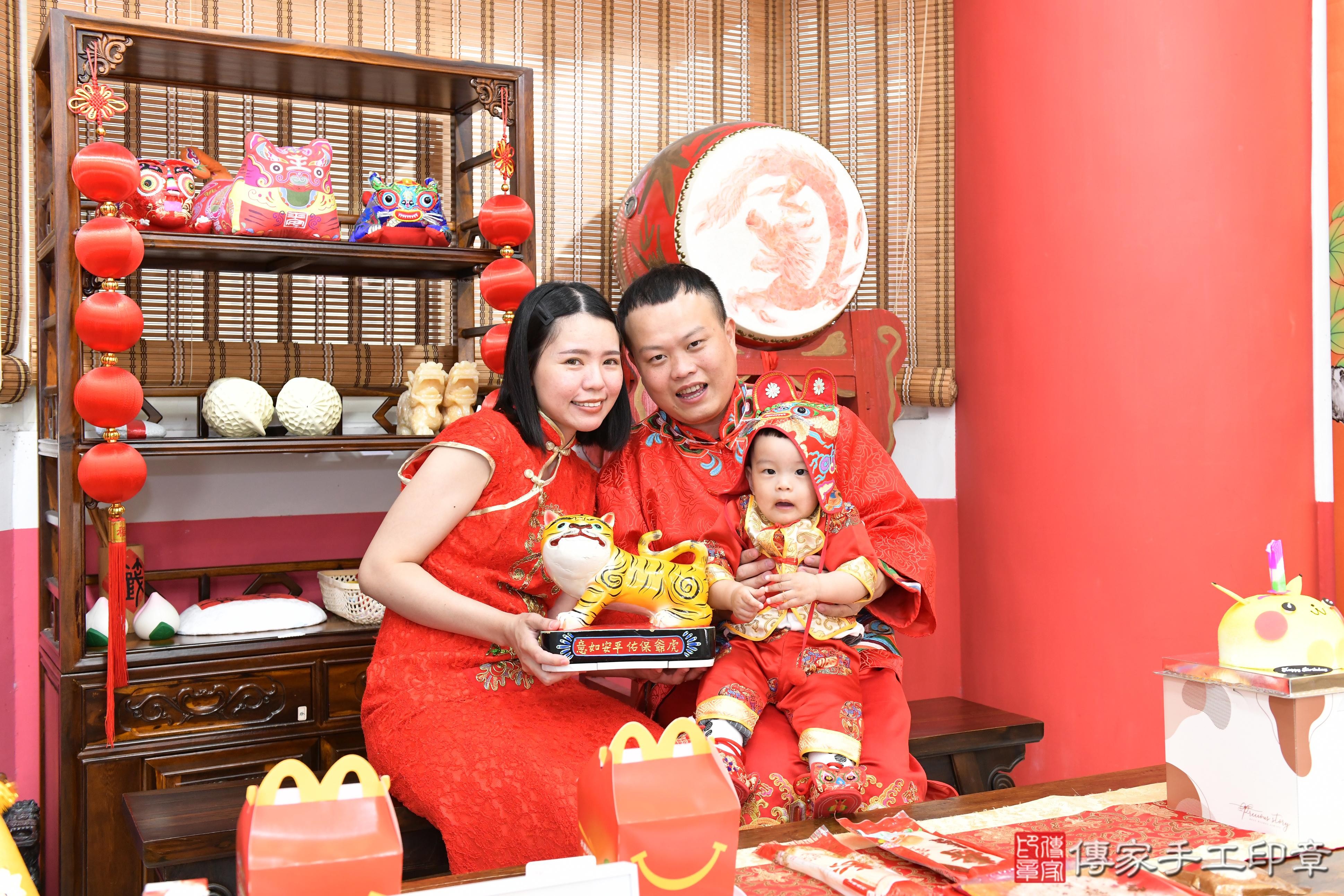 傳家手工印章高雄店、抓周、度脺、美式風會場、傳家嬰兒古禮、吉祥話、抓周道具物品24種、拍照。抓周證書。寶寶抓周、滿周歲、生日快樂、祝福