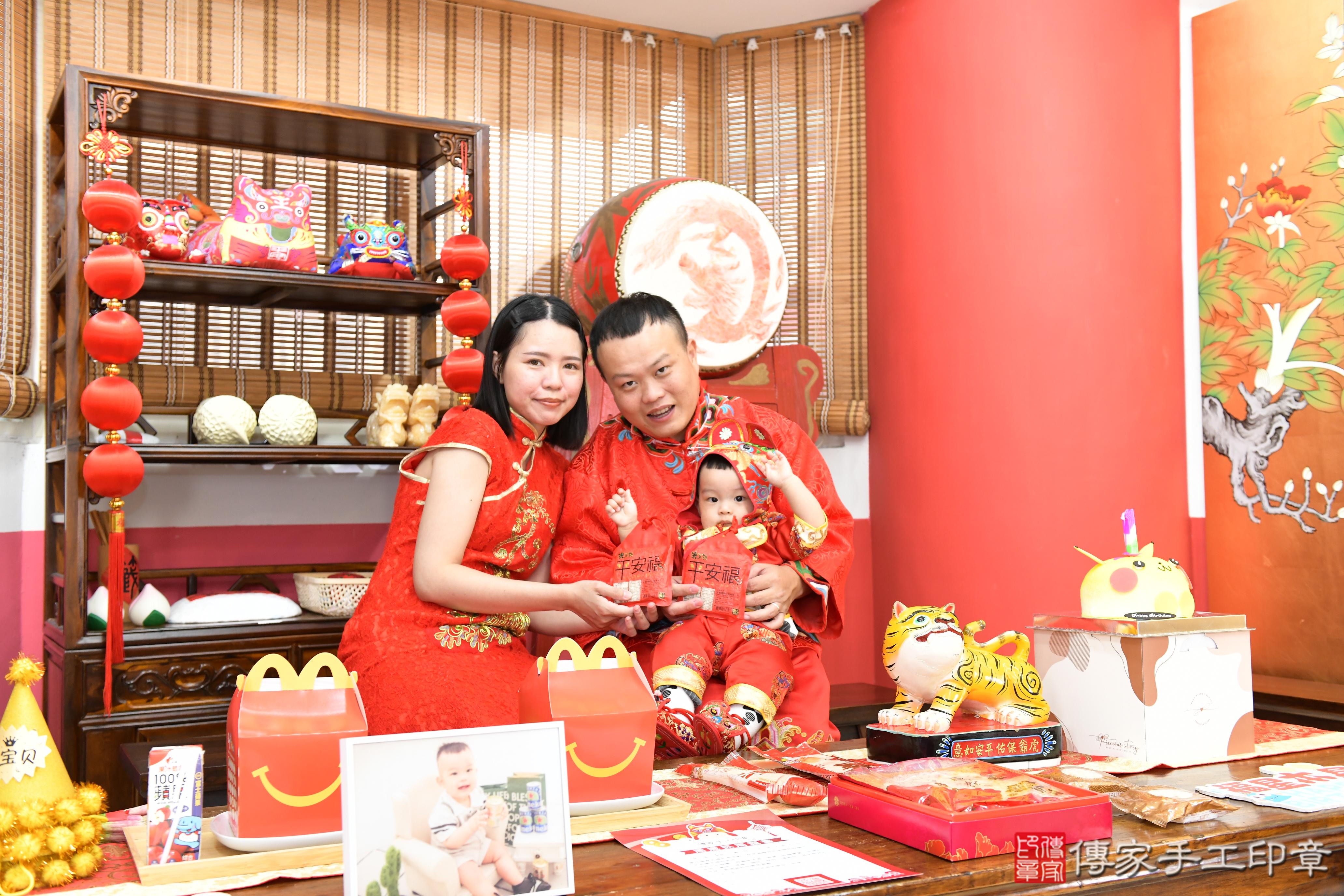 傳家手工印章高雄店、抓周、度脺、美式風會場、傳家嬰兒古禮、吉祥話、抓周道具物品24種、拍照。抓周證書。寶寶抓周、滿周歲、生日快樂、祝福