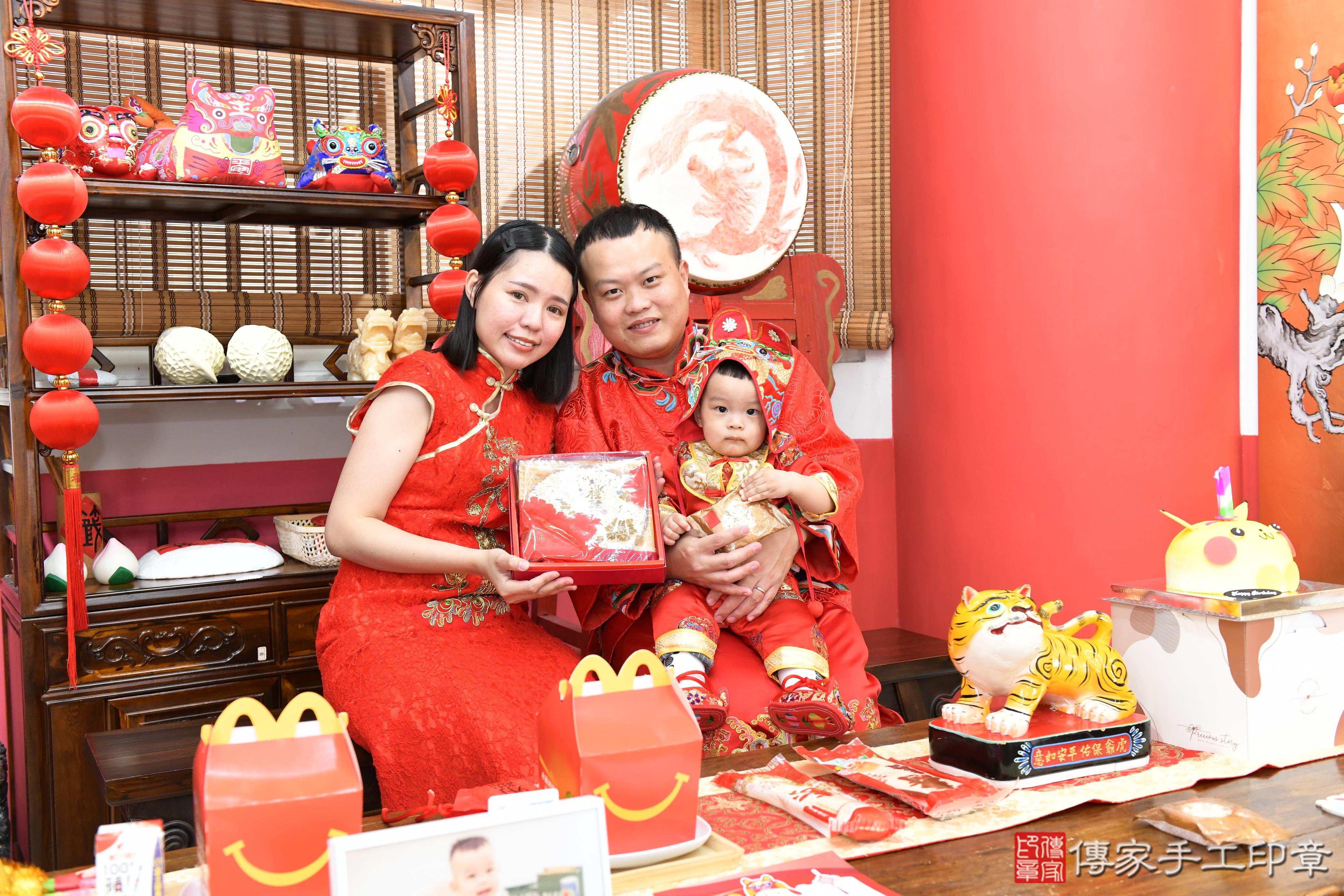 傳家手工印章高雄店、抓周、度脺、美式風會場、傳家嬰兒古禮、吉祥話、抓周道具物品24種、拍照。抓周證書。寶寶抓周、滿周歲、生日快樂、祝福