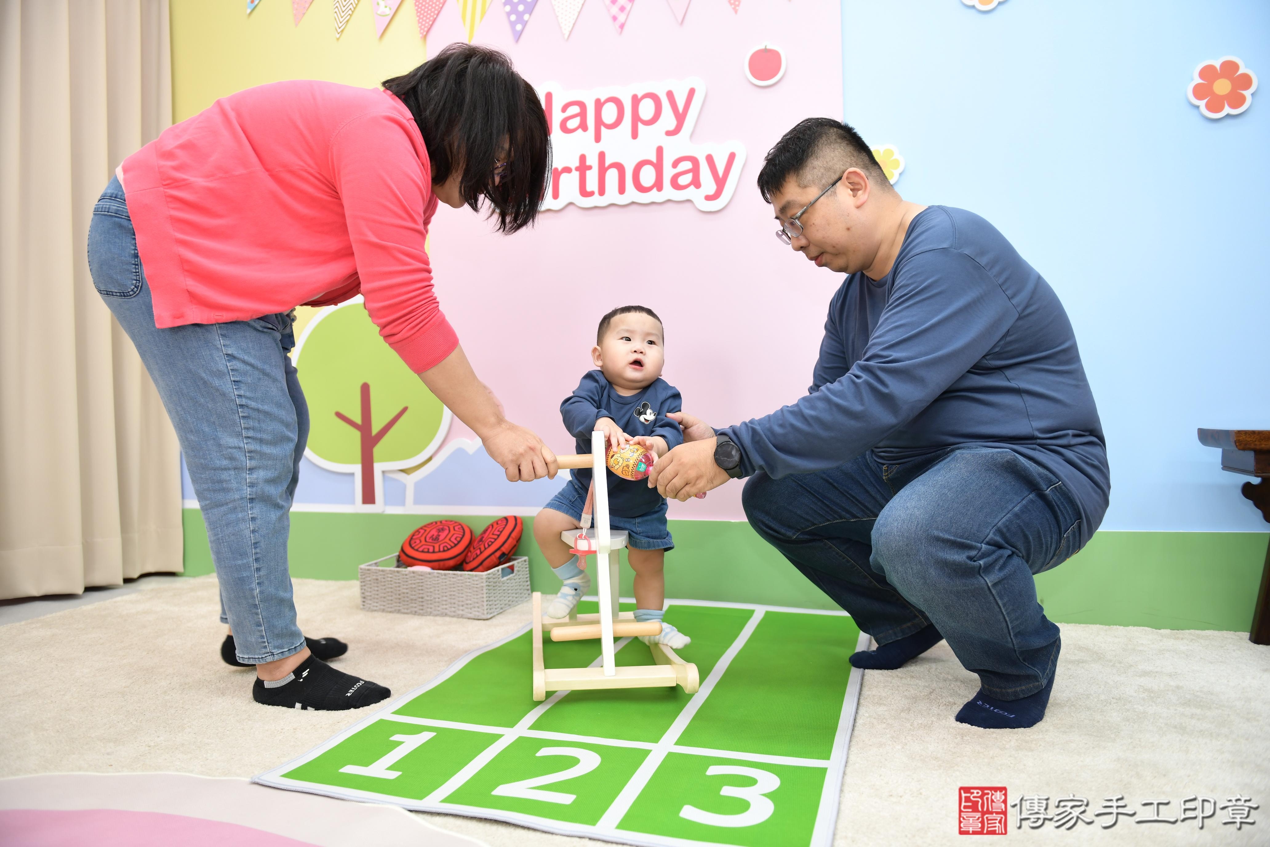 傳家手工印章高雄店、抓周、度脺、美式風會場、傳家嬰兒古禮、吉祥話、抓周道具物品24種、拍照。抓周證書。寶寶抓周、滿周歲、生日快樂、祝福