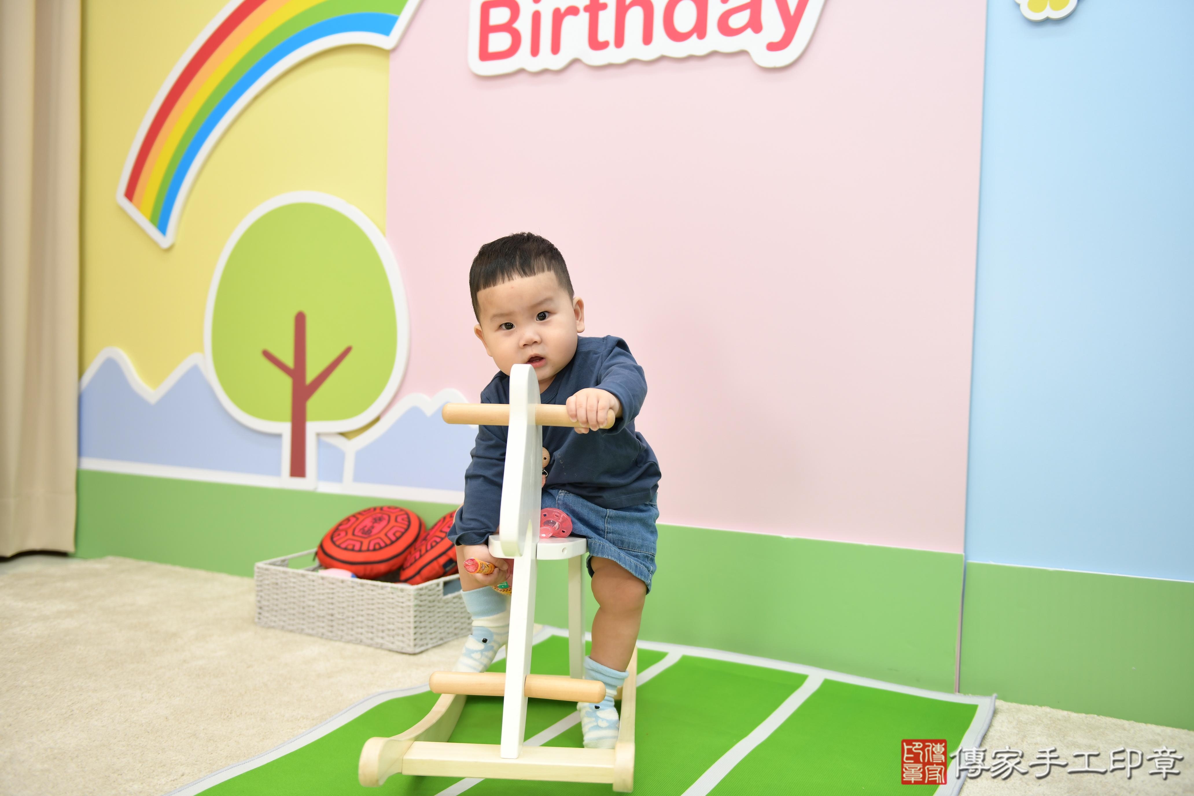 傳家手工印章高雄店、抓周、度脺、美式風會場、傳家嬰兒古禮、吉祥話、抓周道具物品24種、拍照。抓周證書。寶寶抓周、滿周歲、生日快樂、祝福