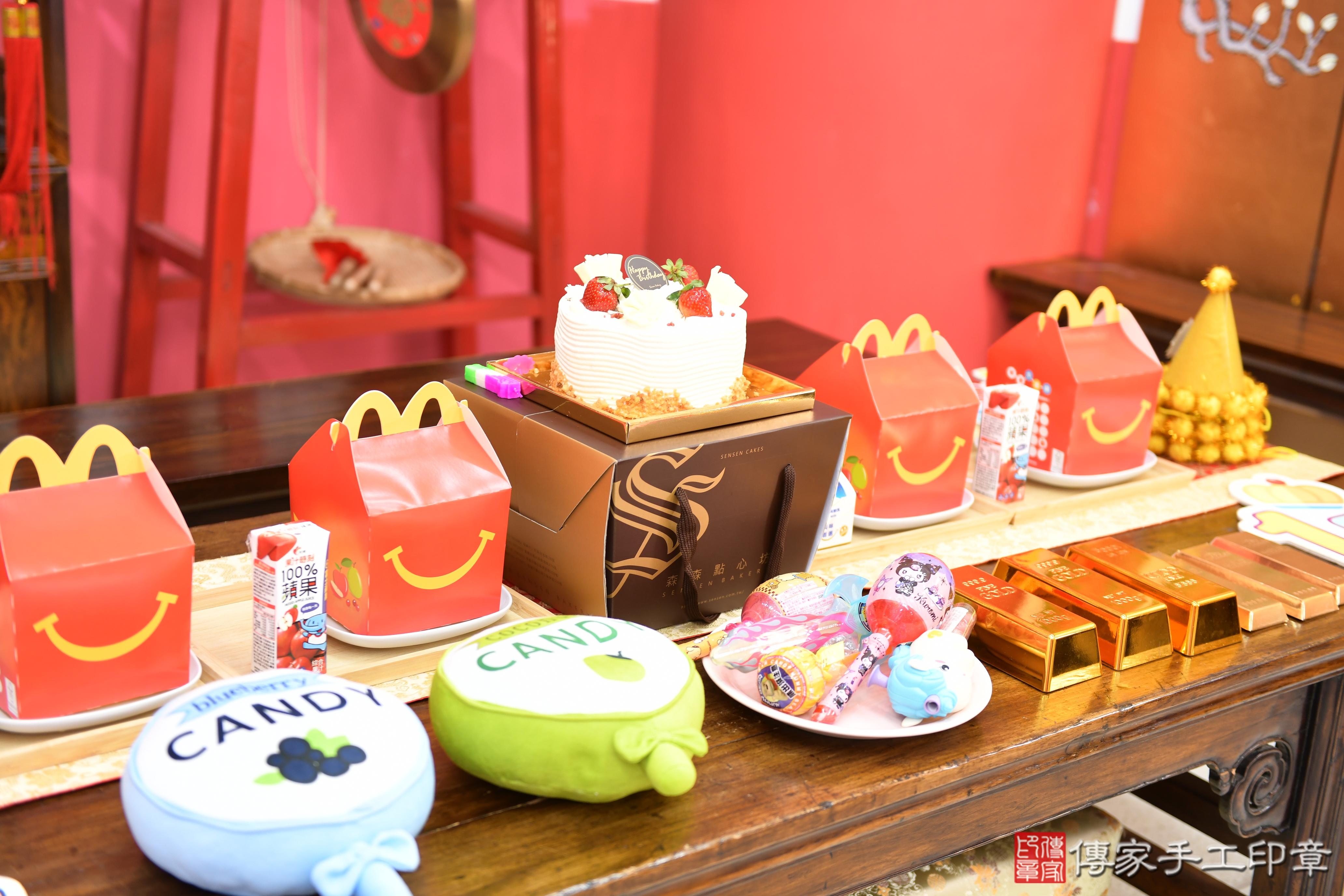 傳家手工印章高雄店、抓周、度脺、美式風會場、傳家嬰兒古禮、吉祥話、抓周道具物品24種、拍照。抓周證書。寶寶抓周、滿周歲、生日快樂、祝福