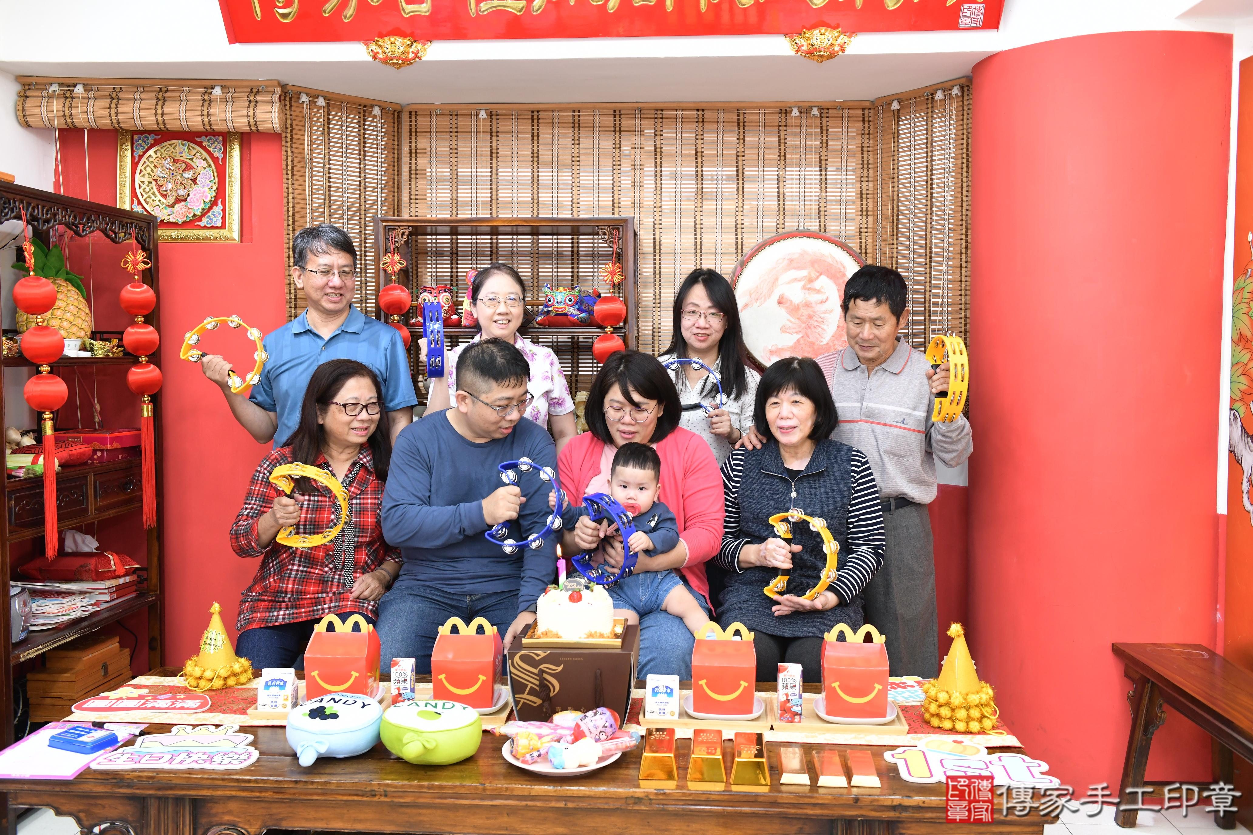 傳家手工印章高雄店、抓周、度脺、美式風會場、傳家嬰兒古禮、吉祥話、抓周道具物品24種、拍照。抓周證書。寶寶抓周、滿周歲、生日快樂、祝福