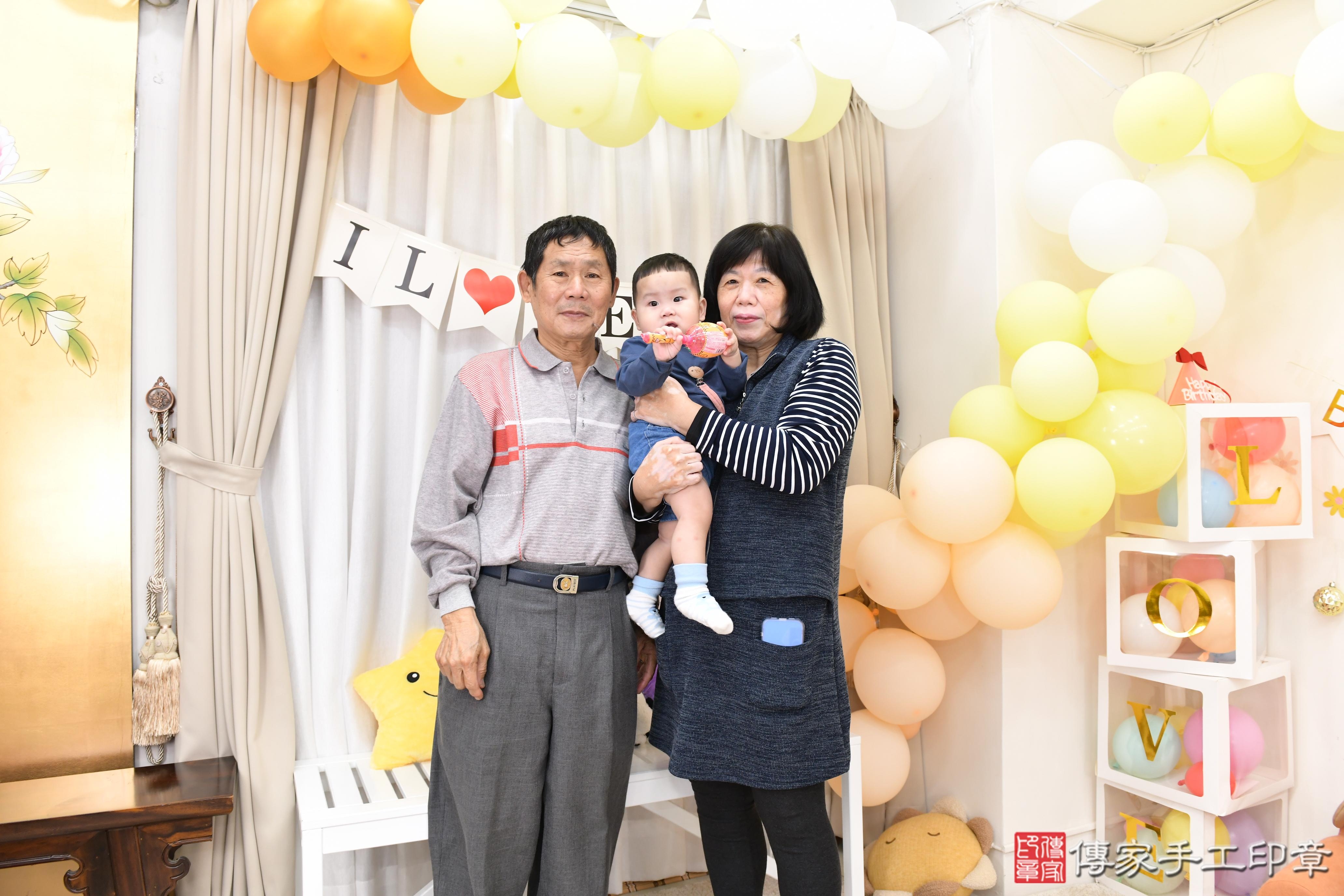 傳家手工印章高雄店、抓周、度脺、美式風會場、傳家嬰兒古禮、吉祥話、抓周道具物品24種、拍照。抓周證書。寶寶抓周、滿周歲、生日快樂、祝福