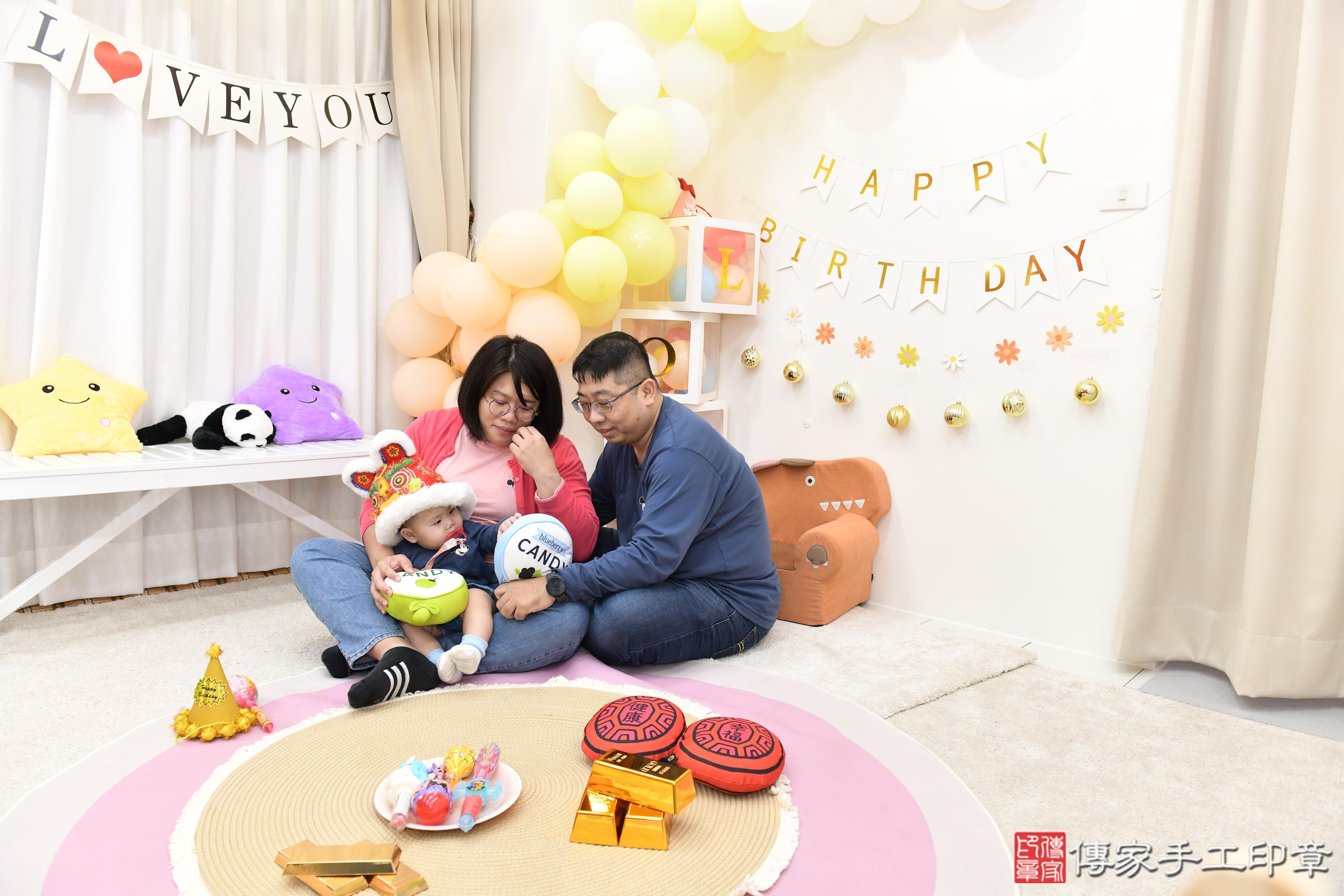 傳家手工印章高雄店、抓周、度脺、美式風會場、傳家嬰兒古禮、吉祥話、抓周道具物品24種、拍照。抓周證書。寶寶抓周、滿周歲、生日快樂、祝福