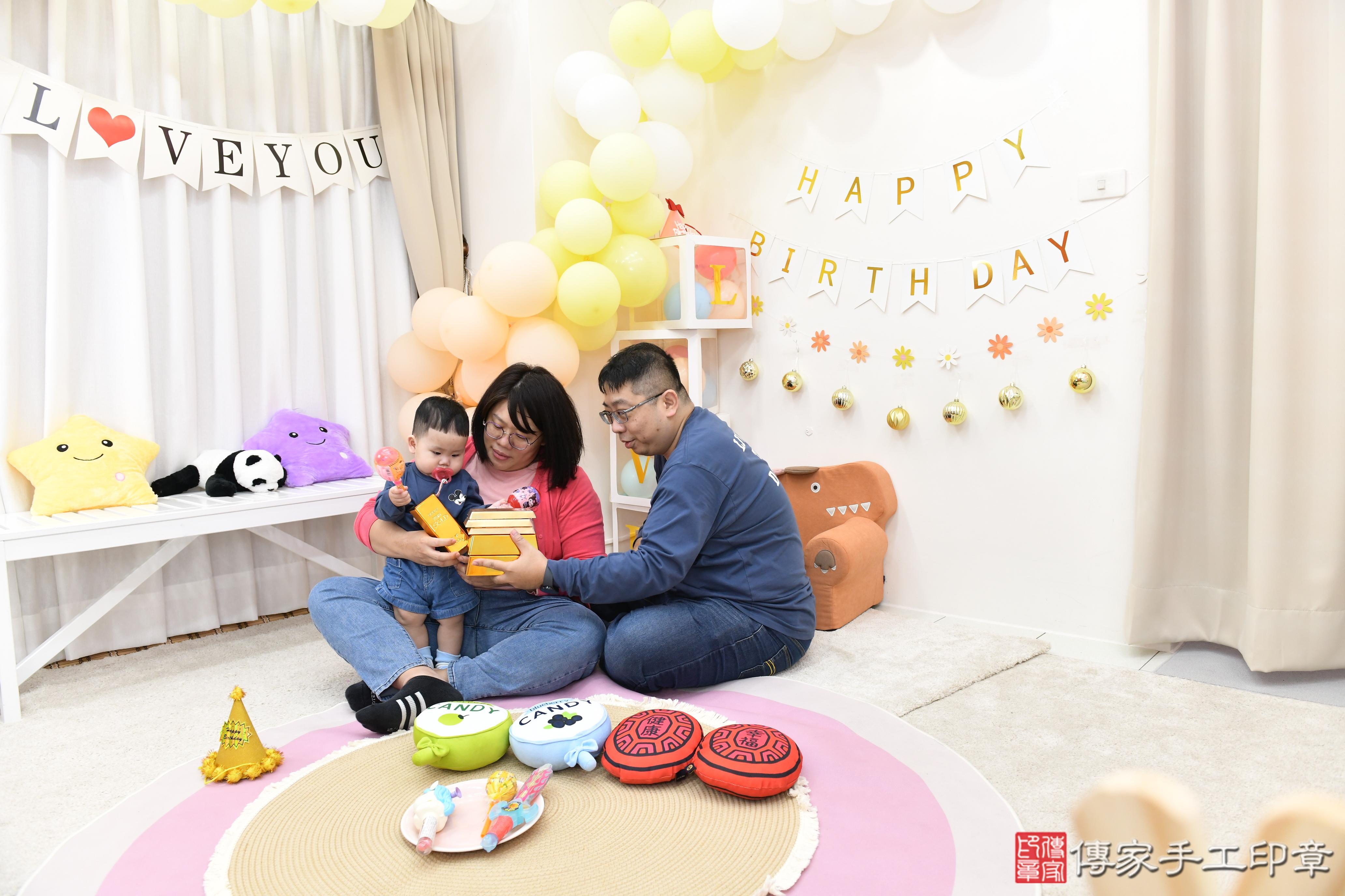 傳家手工印章高雄店、抓周、度脺、美式風會場、傳家嬰兒古禮、吉祥話、抓周道具物品24種、拍照。抓周證書。寶寶抓周、滿周歲、生日快樂、祝福