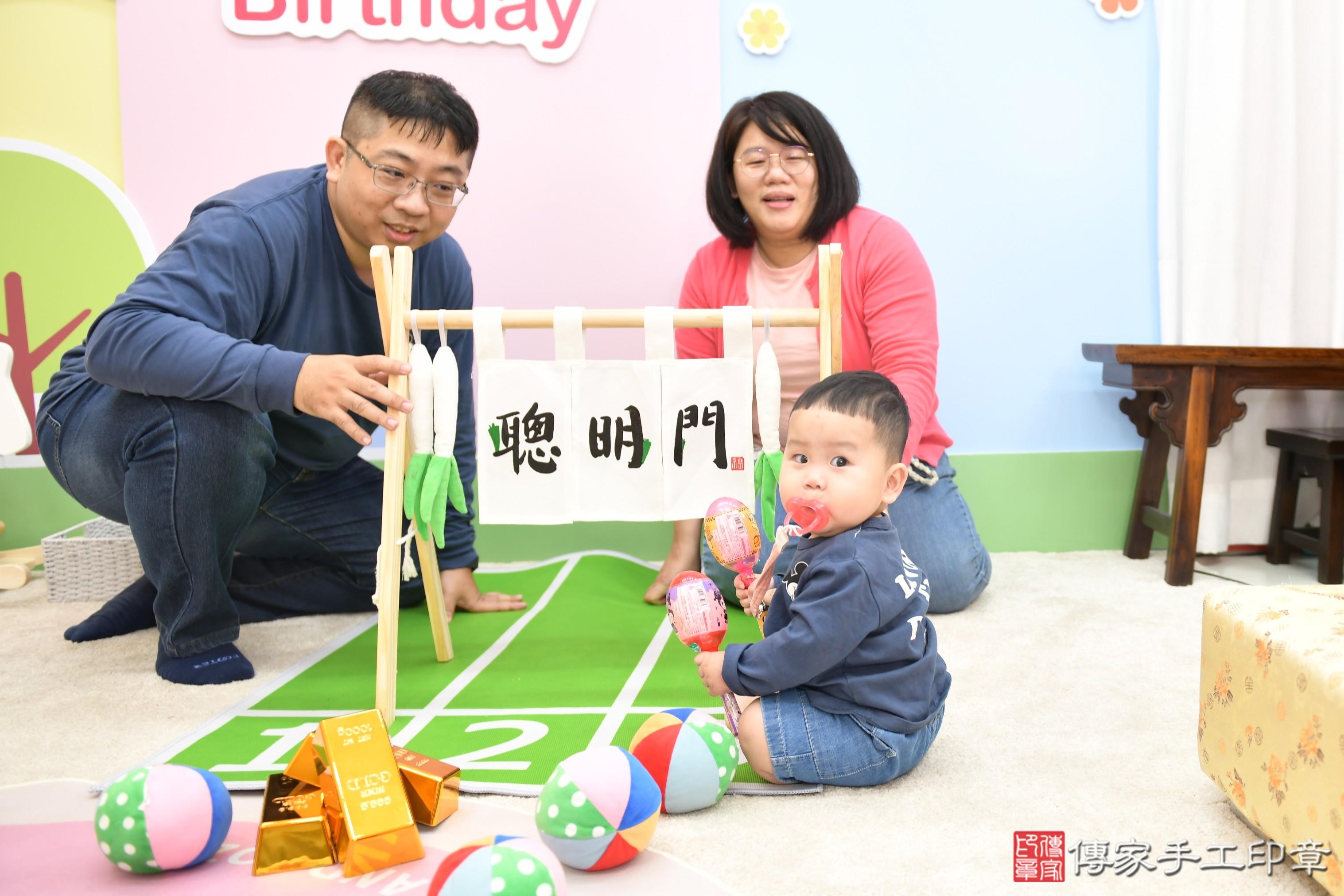 傳家手工印章高雄店、抓周、度脺、美式風會場、傳家嬰兒古禮、吉祥話、抓周道具物品24種、拍照。抓周證書。寶寶抓周、滿周歲、生日快樂、祝福