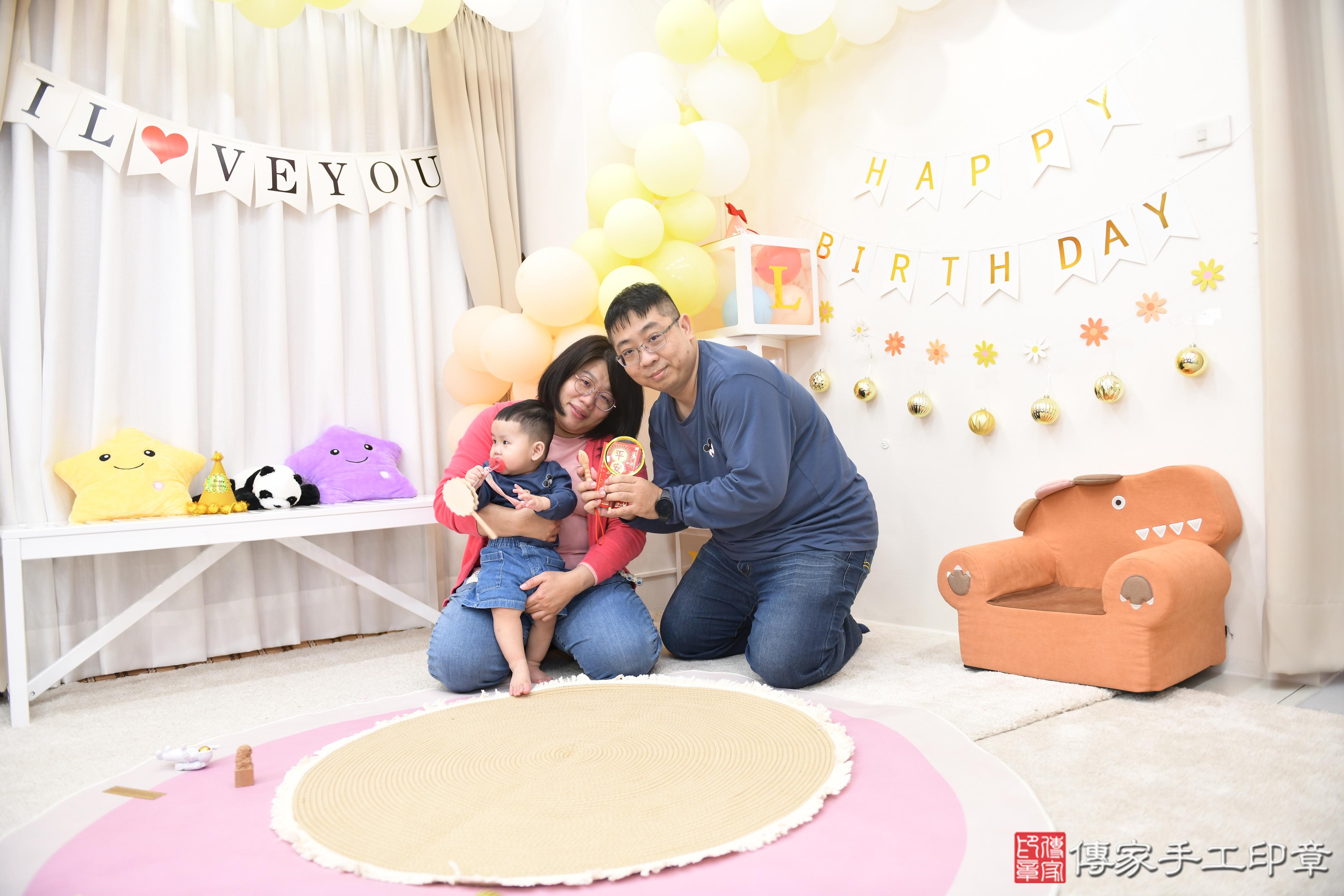 傳家手工印章高雄店、抓周、度脺、美式風會場、傳家嬰兒古禮、吉祥話、抓周道具物品24種、拍照。抓周證書。寶寶抓周、滿周歲、生日快樂、祝福