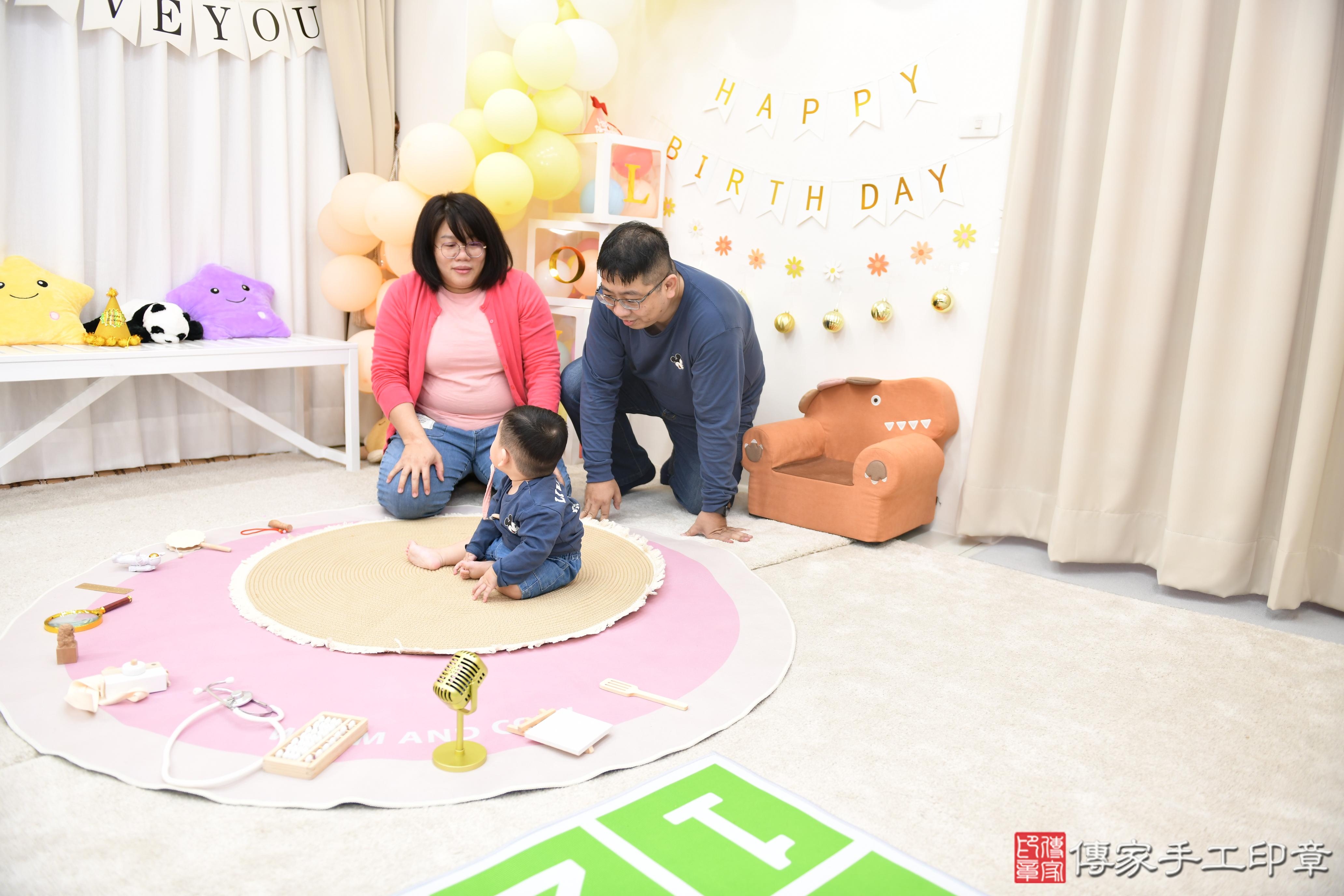 傳家手工印章高雄店、抓周、度脺、美式風會場、傳家嬰兒古禮、吉祥話、抓周道具物品24種、拍照。抓周證書。寶寶抓周、滿周歲、生日快樂、祝福