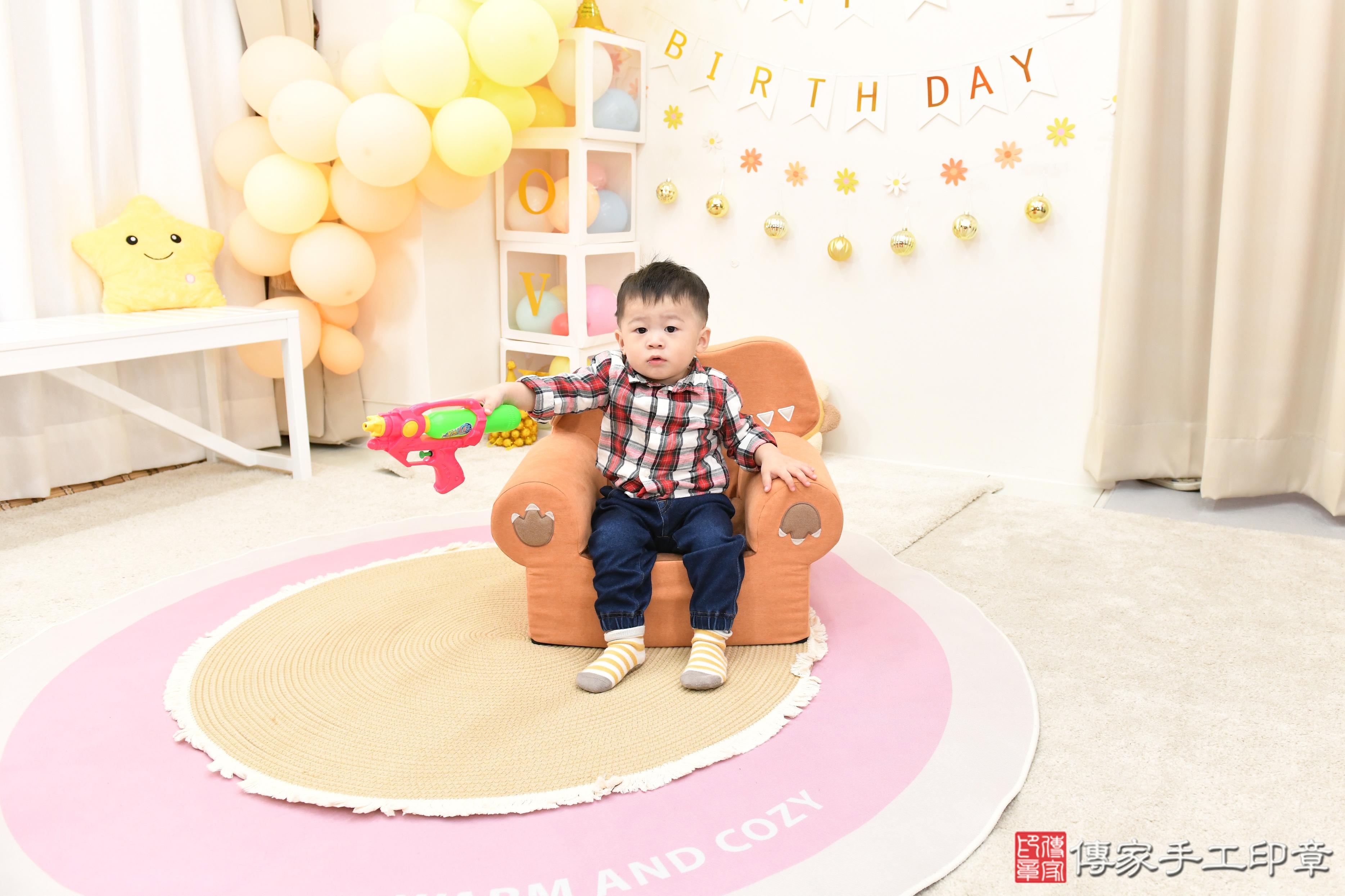 傳家手工印章高雄店、抓周、度脺、美式風會場、傳家嬰兒古禮、吉祥話、抓周道具物品24種、拍照。抓周證書。寶寶抓周、滿周歲、生日快樂、祝福