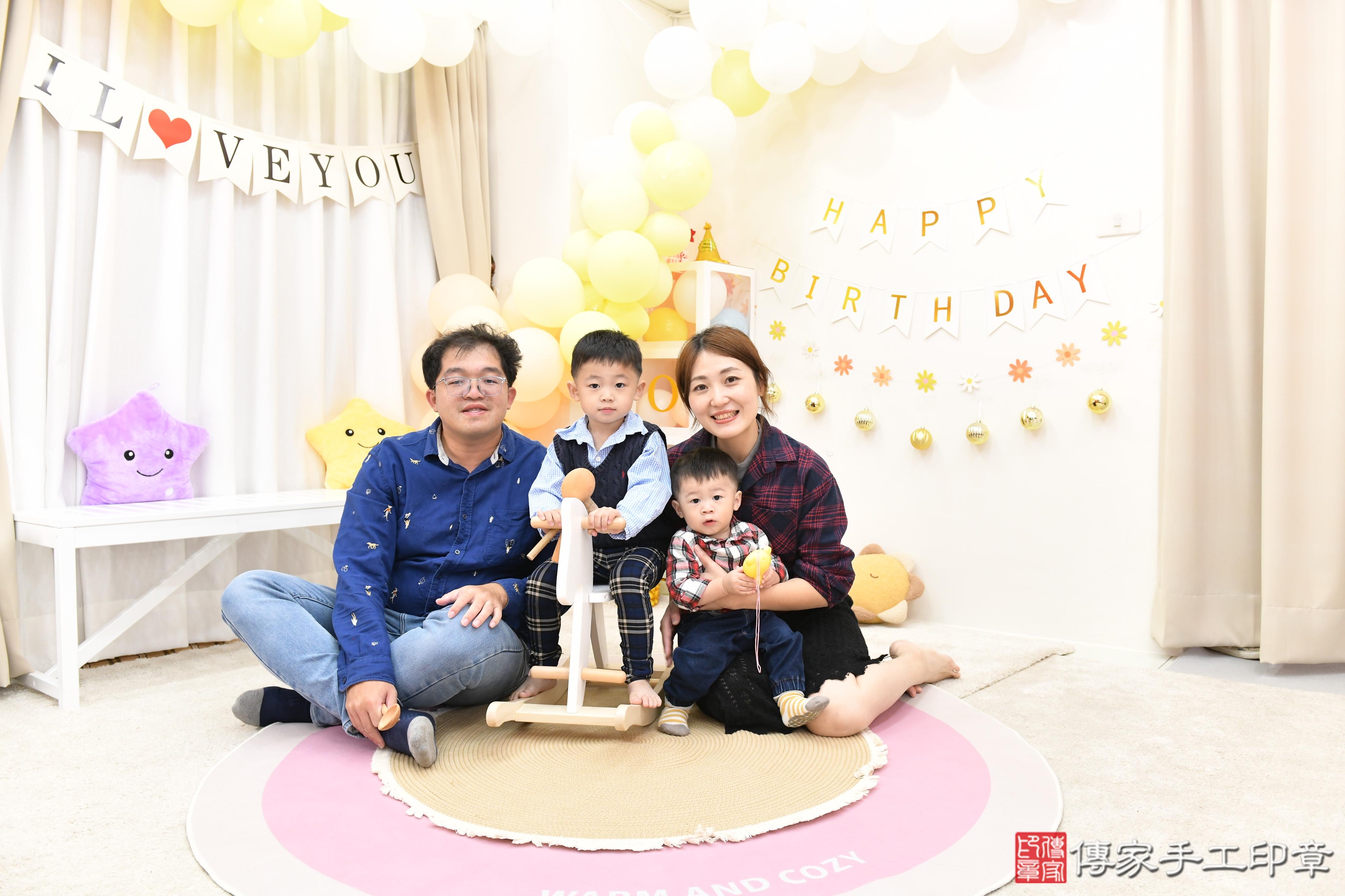 傳家手工印章高雄店、抓周、度脺、美式風會場、傳家嬰兒古禮、吉祥話、抓周道具物品24種、拍照。抓周證書。寶寶抓周、滿周歲、生日快樂、祝福