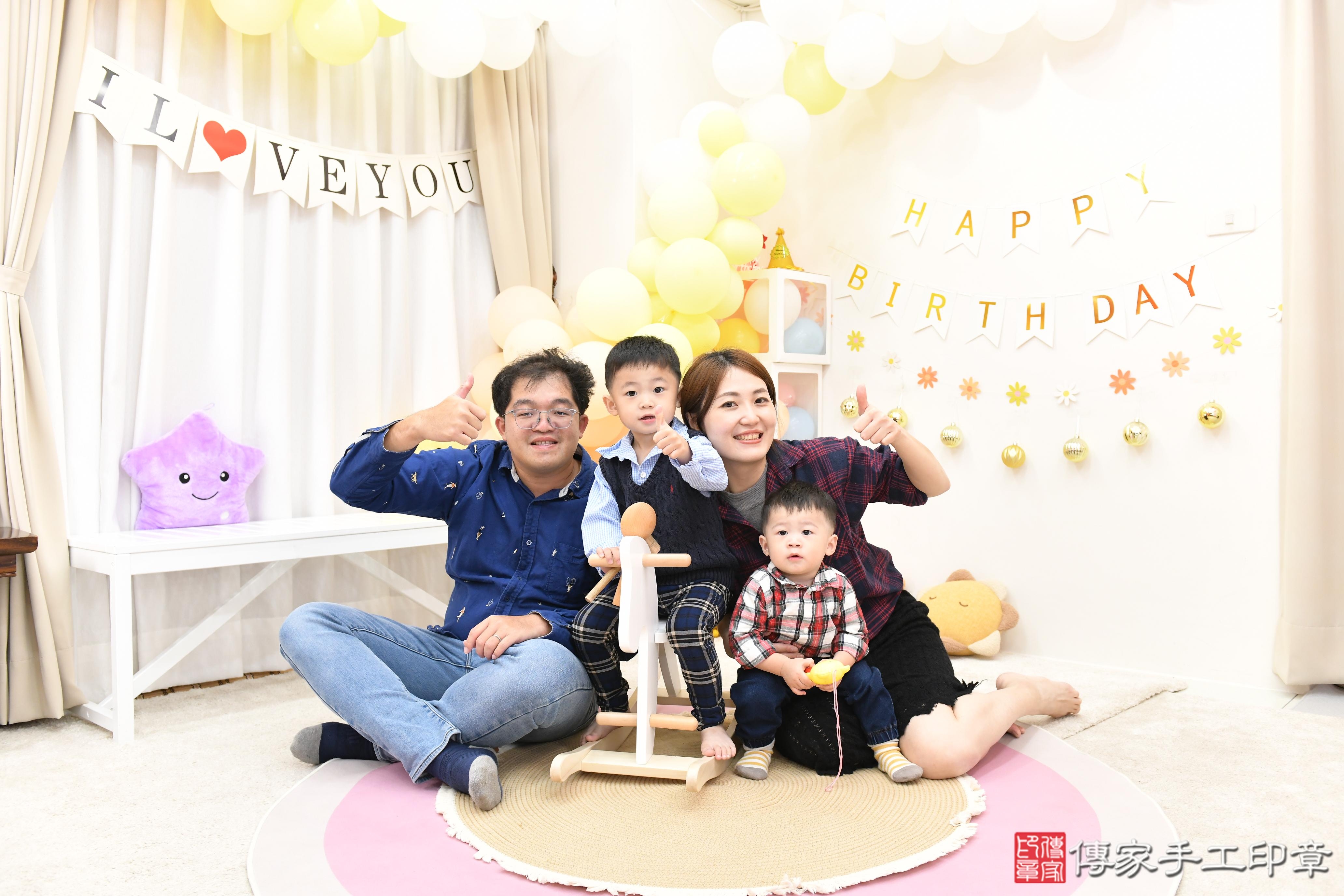 傳家手工印章高雄店、抓周、度脺、美式風會場、傳家嬰兒古禮、吉祥話、抓周道具物品24種、拍照。抓周證書。寶寶抓周、滿周歲、生日快樂、祝福