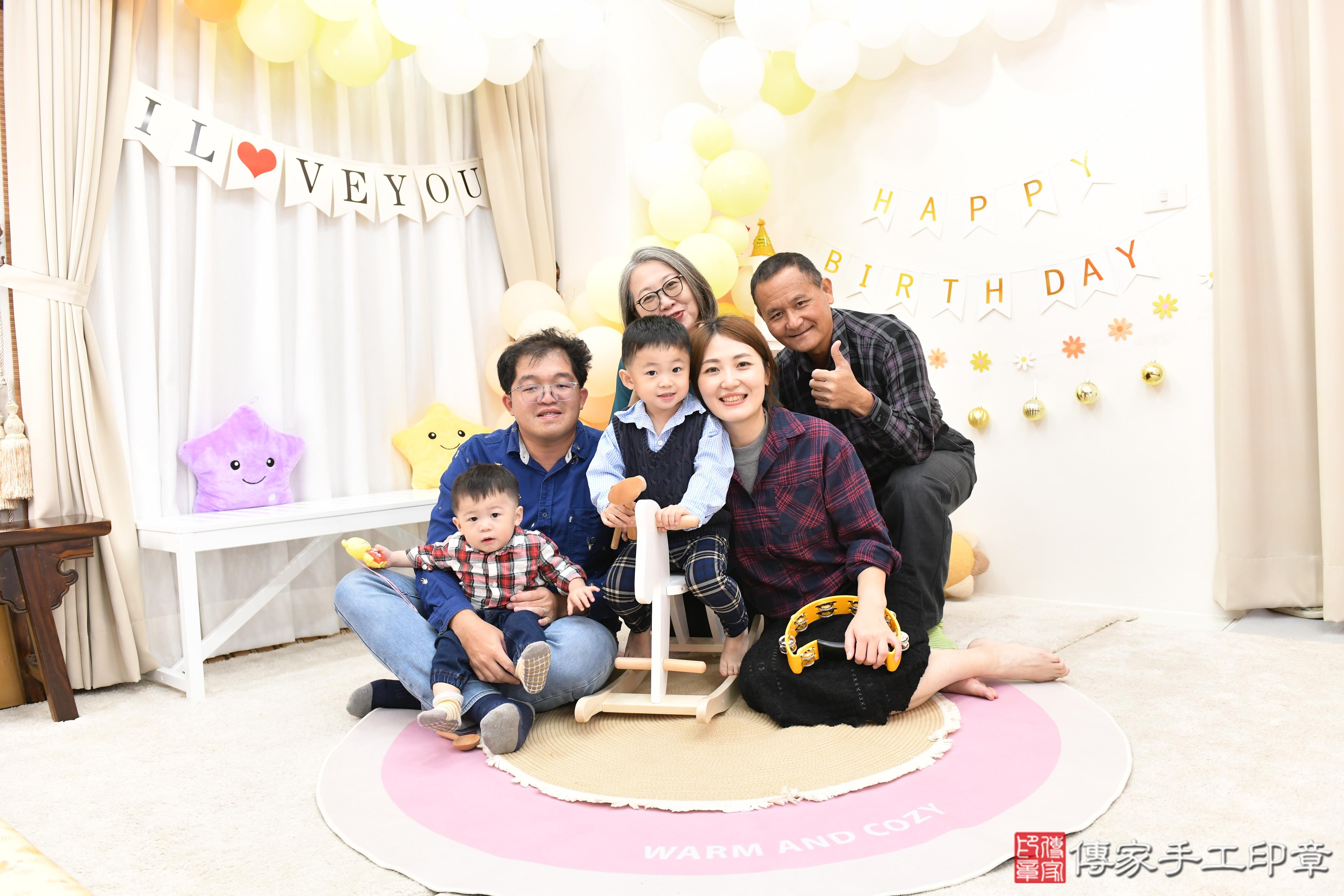 傳家手工印章高雄店、抓周、度脺、美式風會場、傳家嬰兒古禮、吉祥話、抓周道具物品24種、拍照。抓周證書。寶寶抓周、滿周歲、生日快樂、祝福