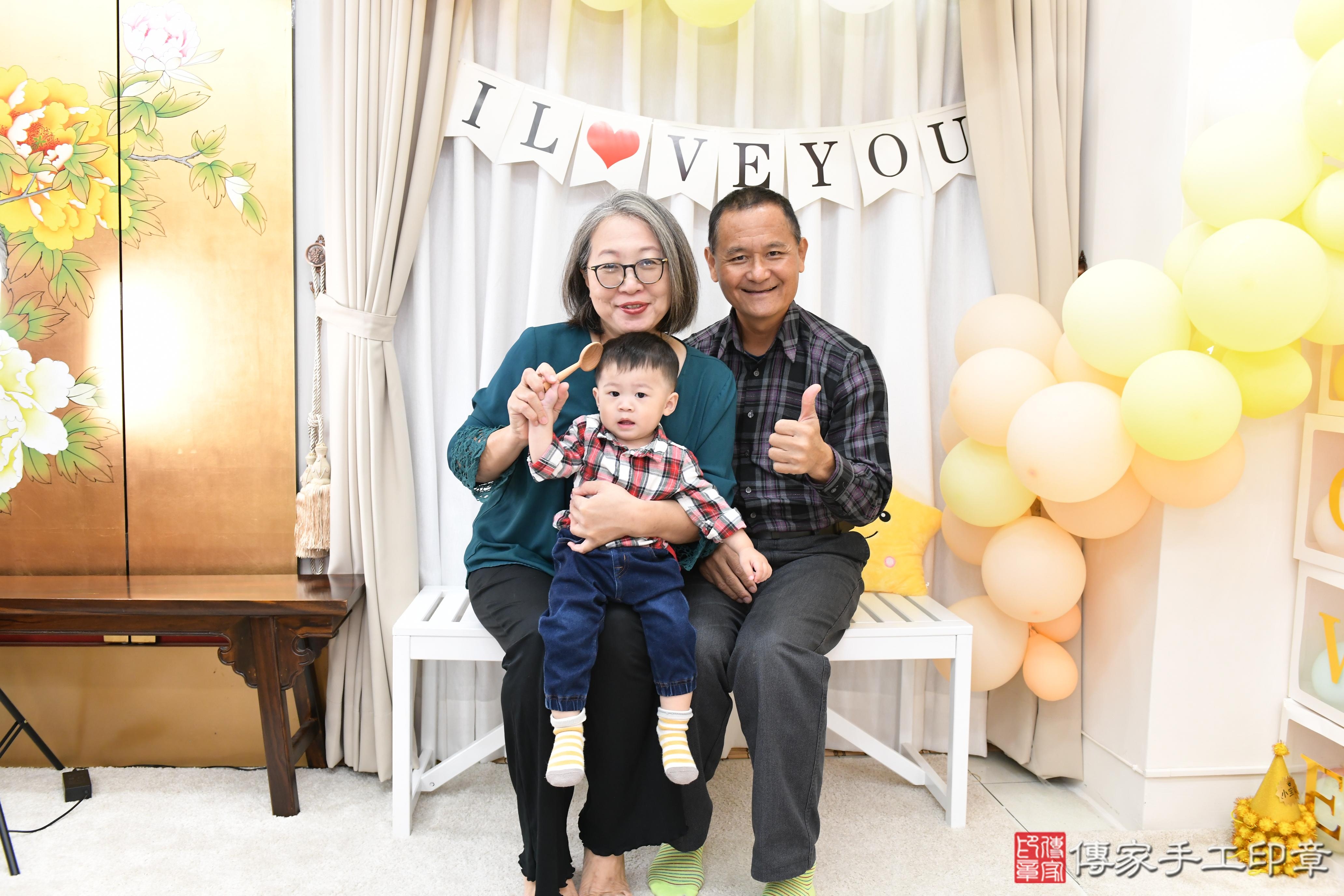 傳家手工印章高雄店、抓周、度脺、美式風會場、傳家嬰兒古禮、吉祥話、抓周道具物品24種、拍照。抓周證書。寶寶抓周、滿周歲、生日快樂、祝福