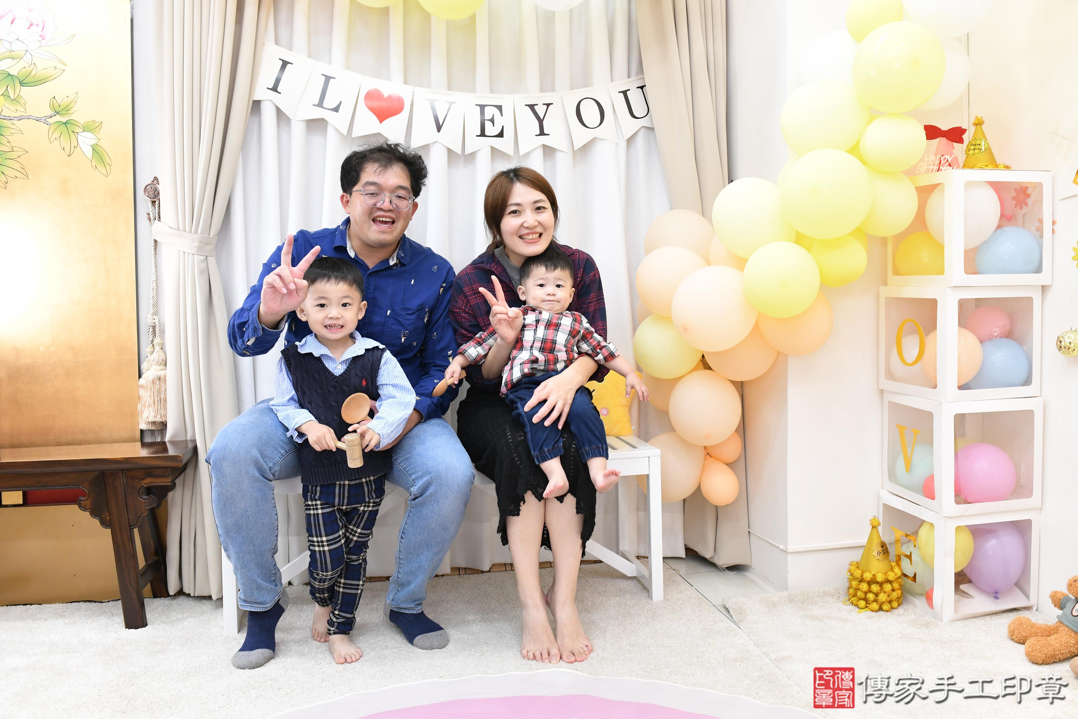 傳家手工印章高雄店、抓周、度脺、美式風會場、傳家嬰兒古禮、吉祥話、抓周道具物品24種、拍照。抓周證書。寶寶抓周、滿周歲、生日快樂、祝福