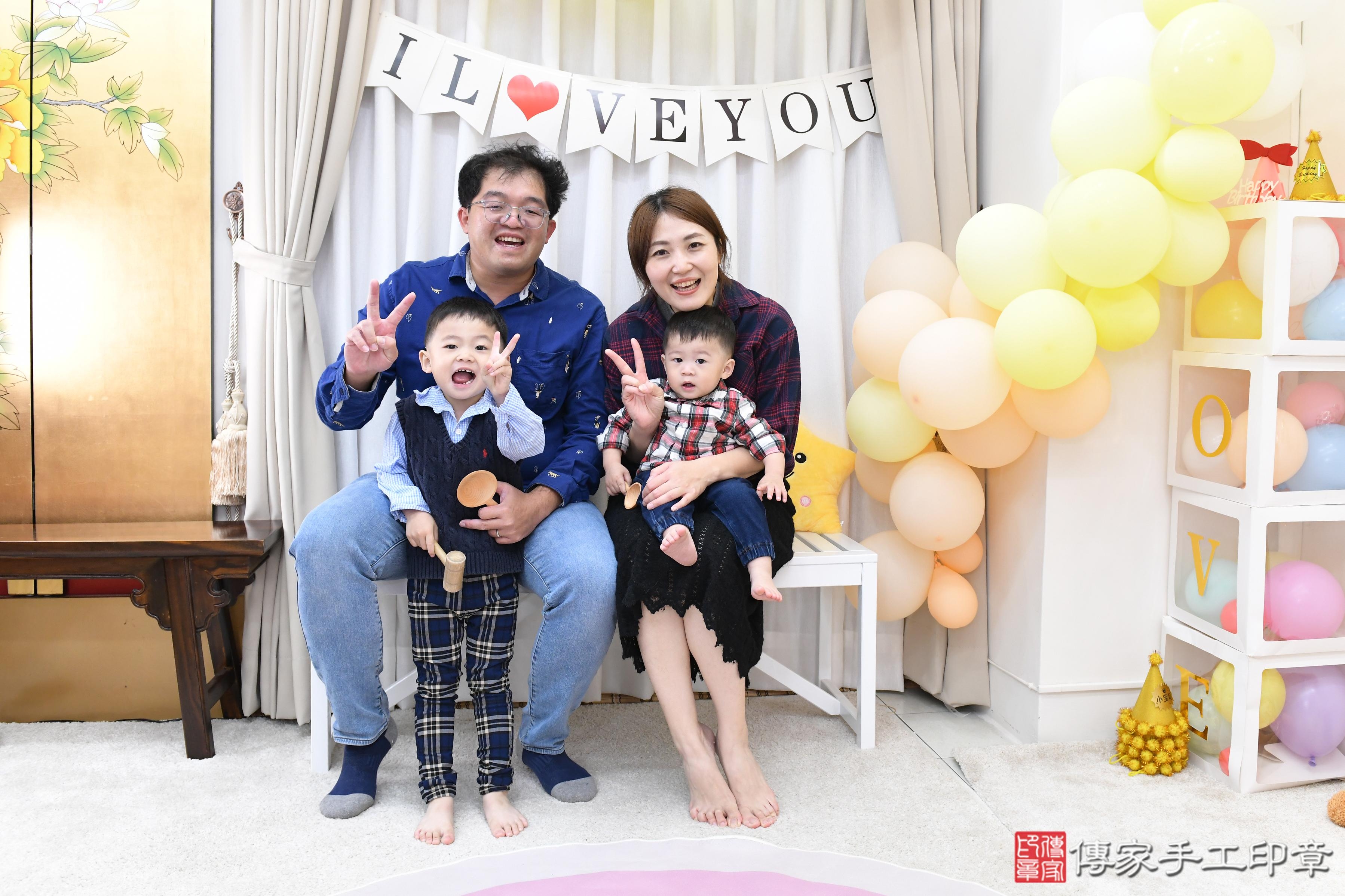 傳家手工印章高雄店、抓周、度脺、美式風會場、傳家嬰兒古禮、吉祥話、抓周道具物品24種、拍照。抓周證書。寶寶抓周、滿周歲、生日快樂、祝福