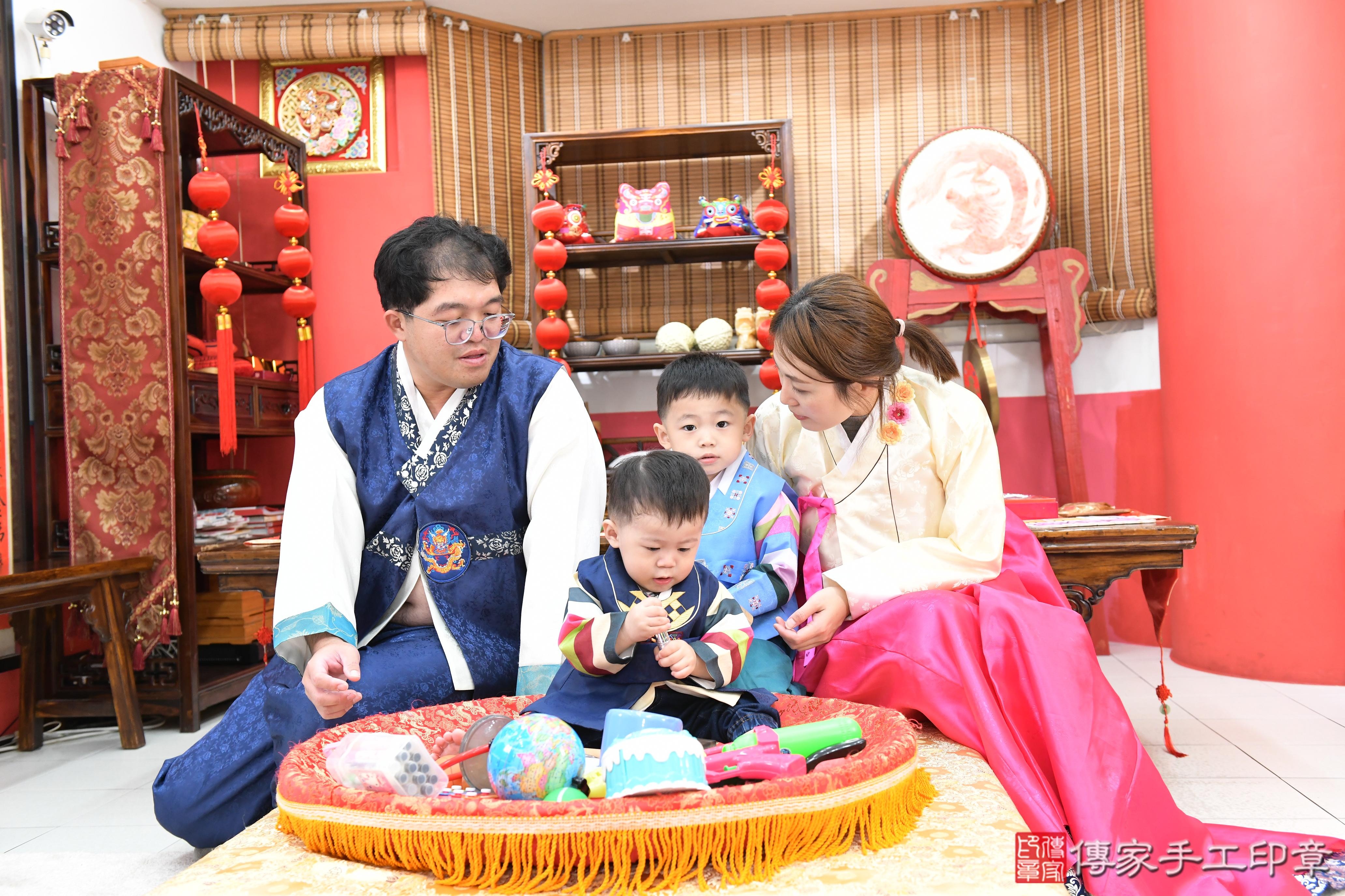 傳家手工印章高雄店、抓周、度脺、美式風會場、傳家嬰兒古禮、吉祥話、抓周道具物品24種、拍照。抓周證書。寶寶抓周、滿周歲、生日快樂、祝福