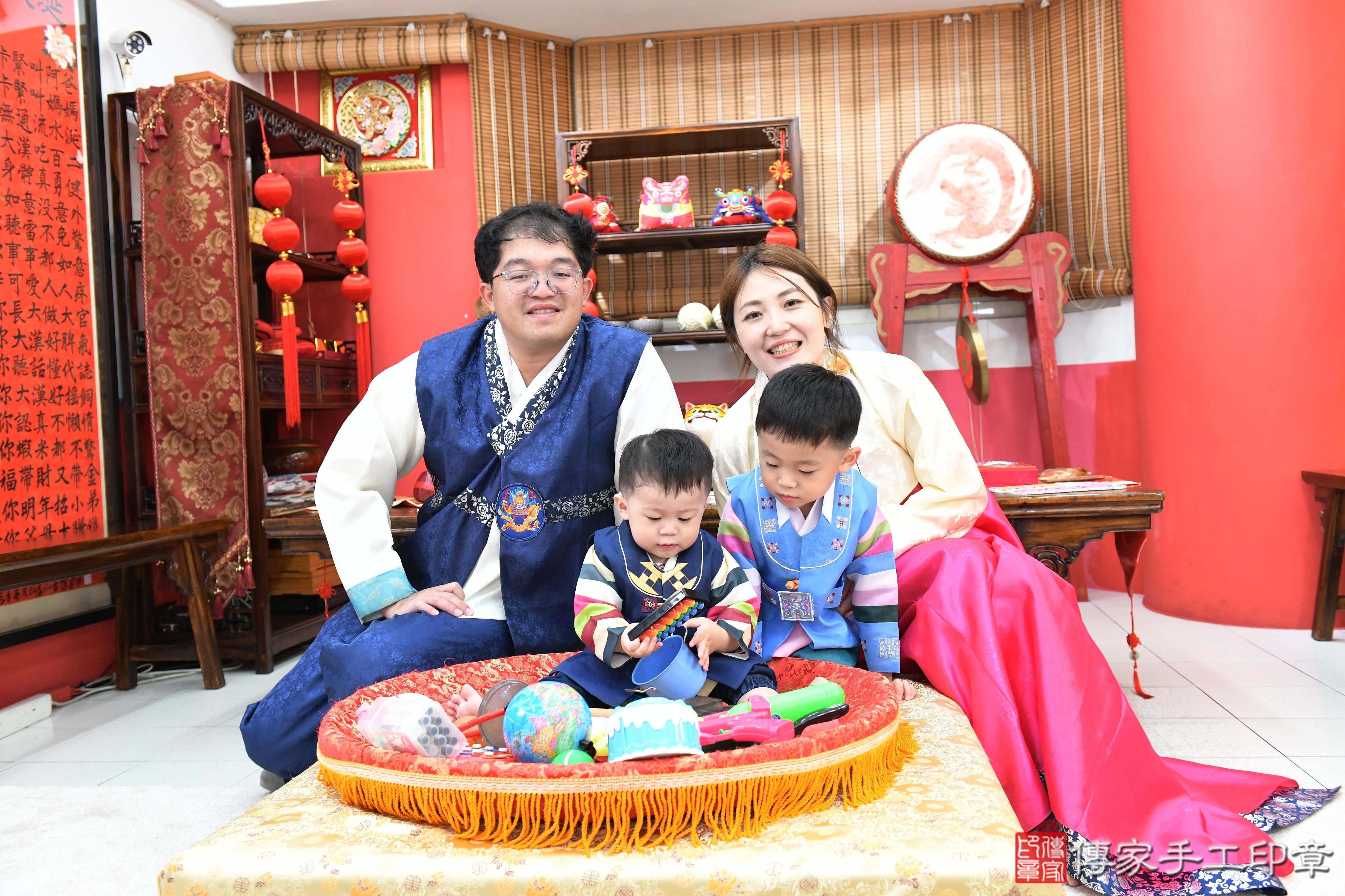 傳家手工印章高雄店、抓周、度脺、美式風會場、傳家嬰兒古禮、吉祥話、抓周道具物品24種、拍照。抓周證書。寶寶抓周、滿周歲、生日快樂、祝福