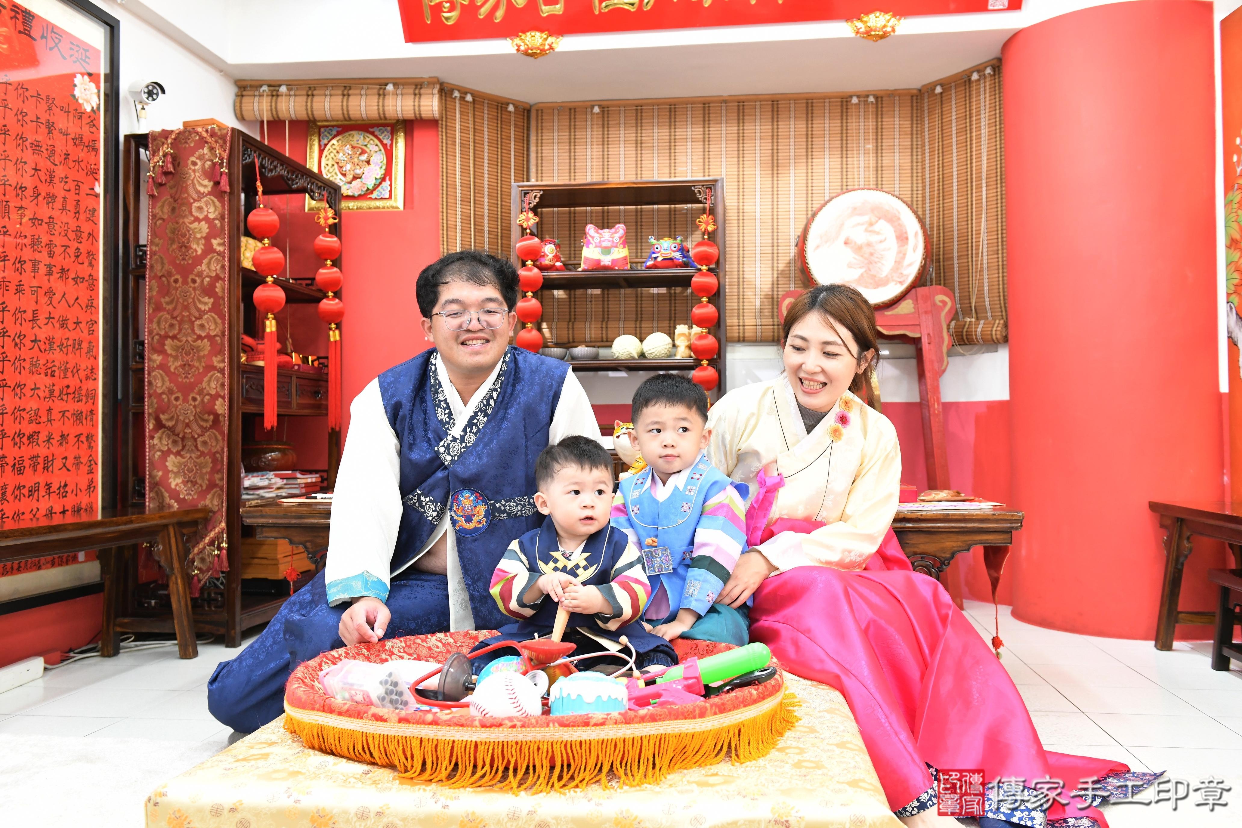 傳家手工印章高雄店、抓周、度脺、美式風會場、傳家嬰兒古禮、吉祥話、抓周道具物品24種、拍照。抓周證書。寶寶抓周、滿周歲、生日快樂、祝福