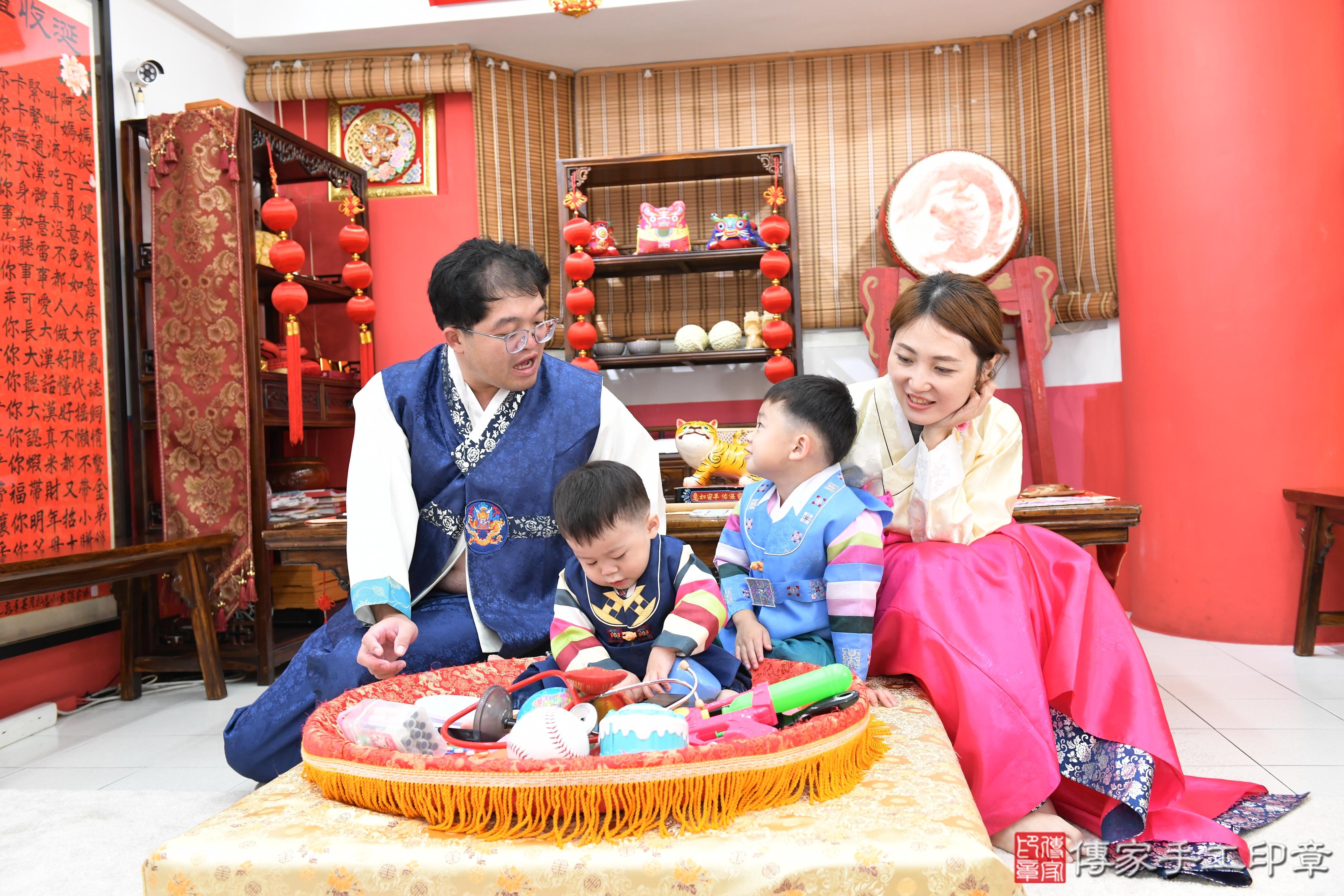 傳家手工印章高雄店、抓周、度脺、美式風會場、傳家嬰兒古禮、吉祥話、抓周道具物品24種、拍照。抓周證書。寶寶抓周、滿周歲、生日快樂、祝福