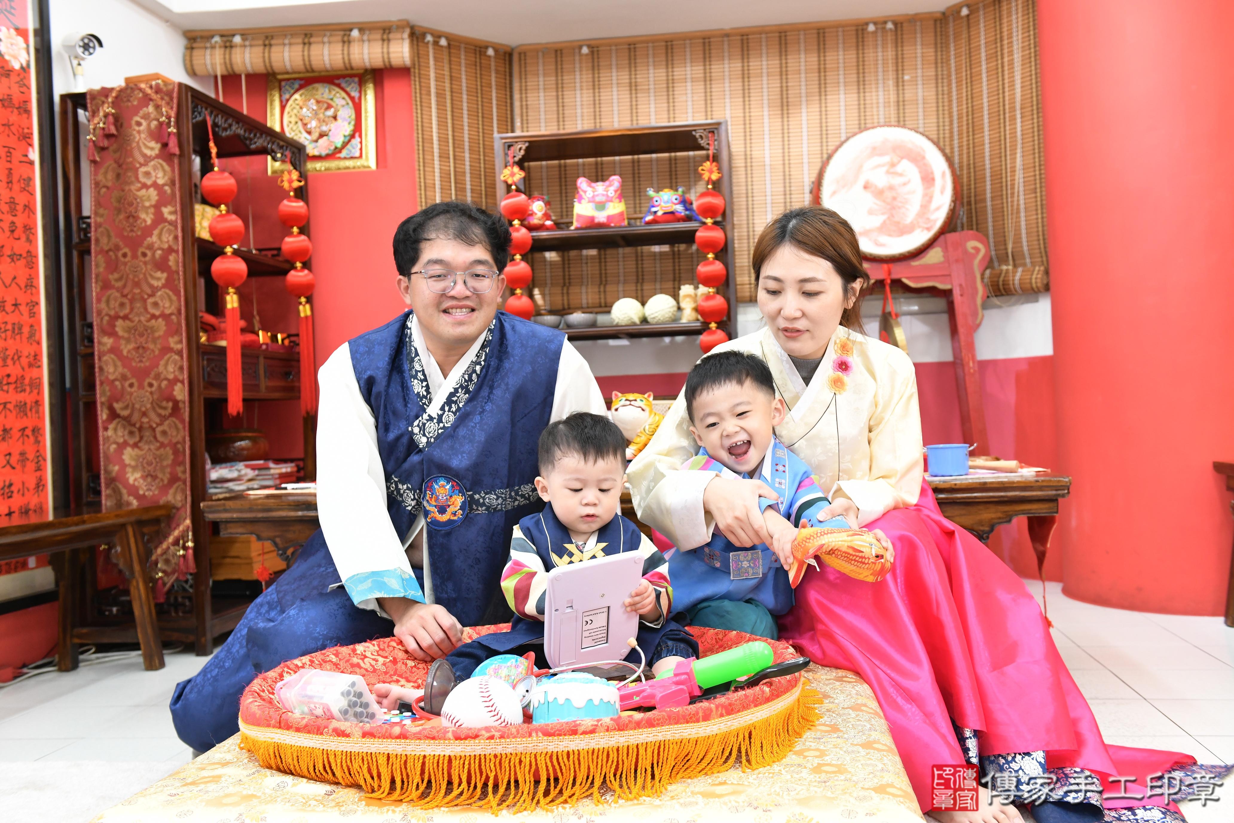 傳家手工印章高雄店、抓周、度脺、美式風會場、傳家嬰兒古禮、吉祥話、抓周道具物品24種、拍照。抓周證書。寶寶抓周、滿周歲、生日快樂、祝福