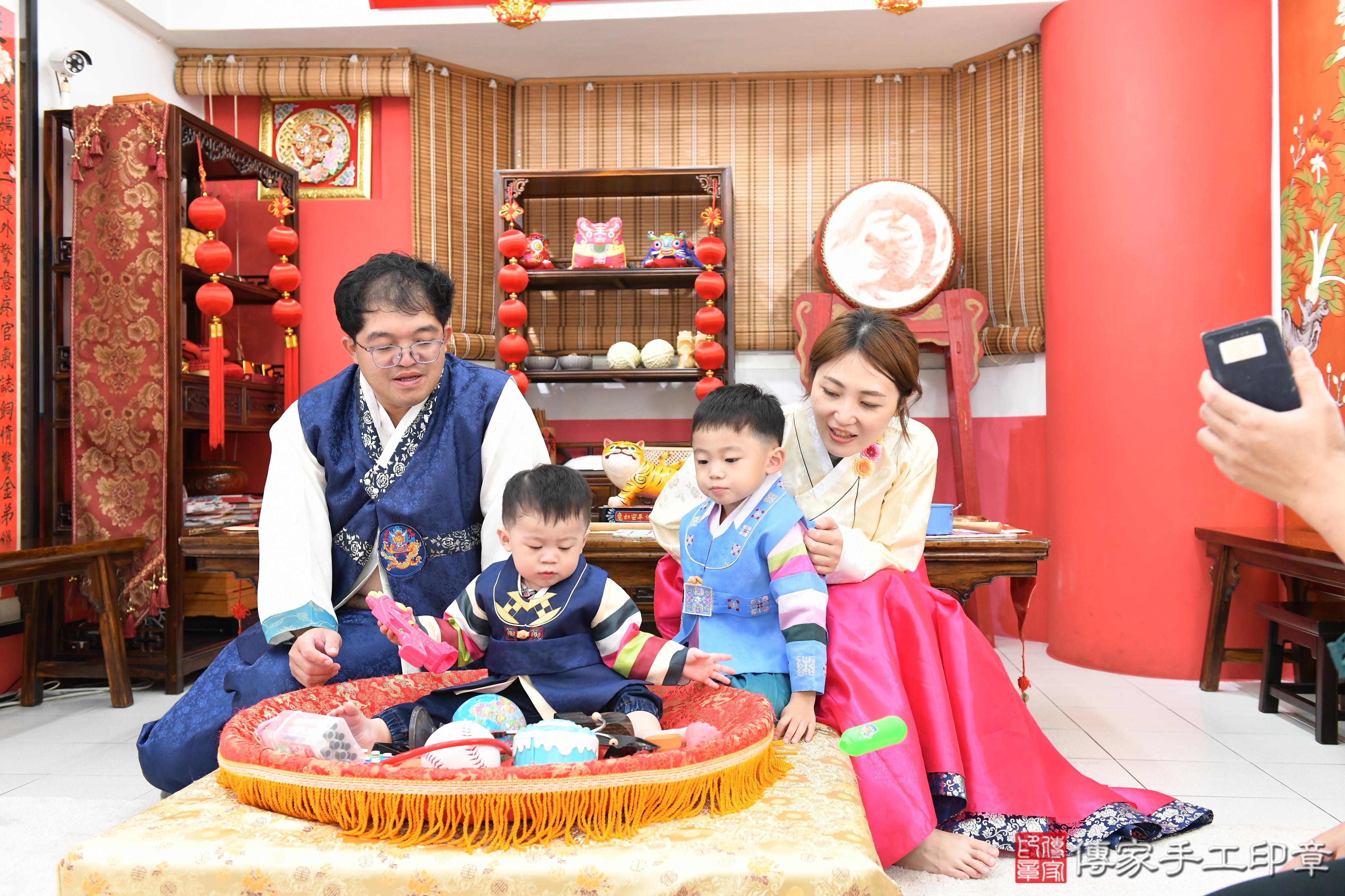 傳家手工印章高雄店、抓周、度脺、美式風會場、傳家嬰兒古禮、吉祥話、抓周道具物品24種、拍照。抓周證書。寶寶抓周、滿周歲、生日快樂、祝福