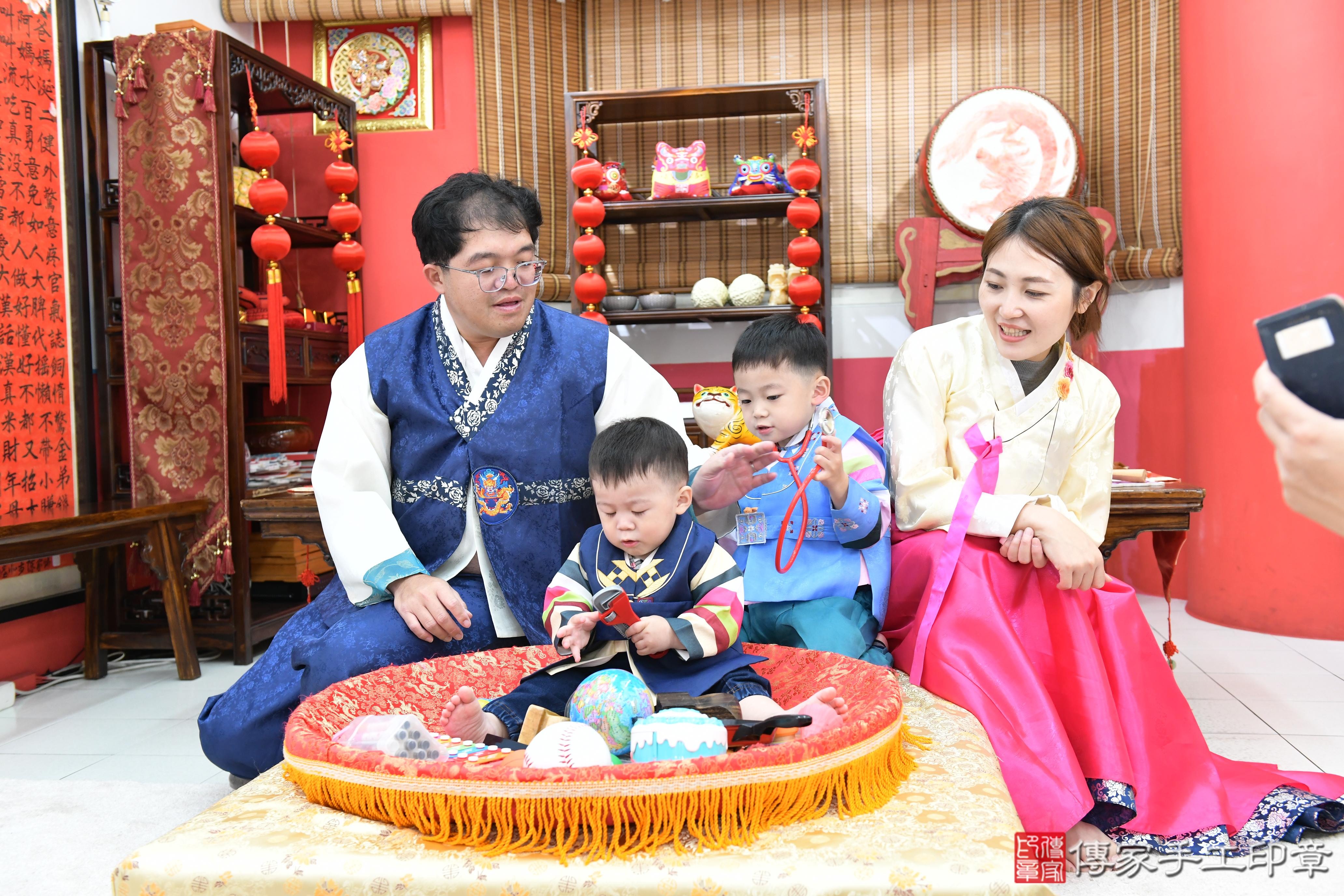 傳家手工印章高雄店、抓周、度脺、美式風會場、傳家嬰兒古禮、吉祥話、抓周道具物品24種、拍照。抓周證書。寶寶抓周、滿周歲、生日快樂、祝福