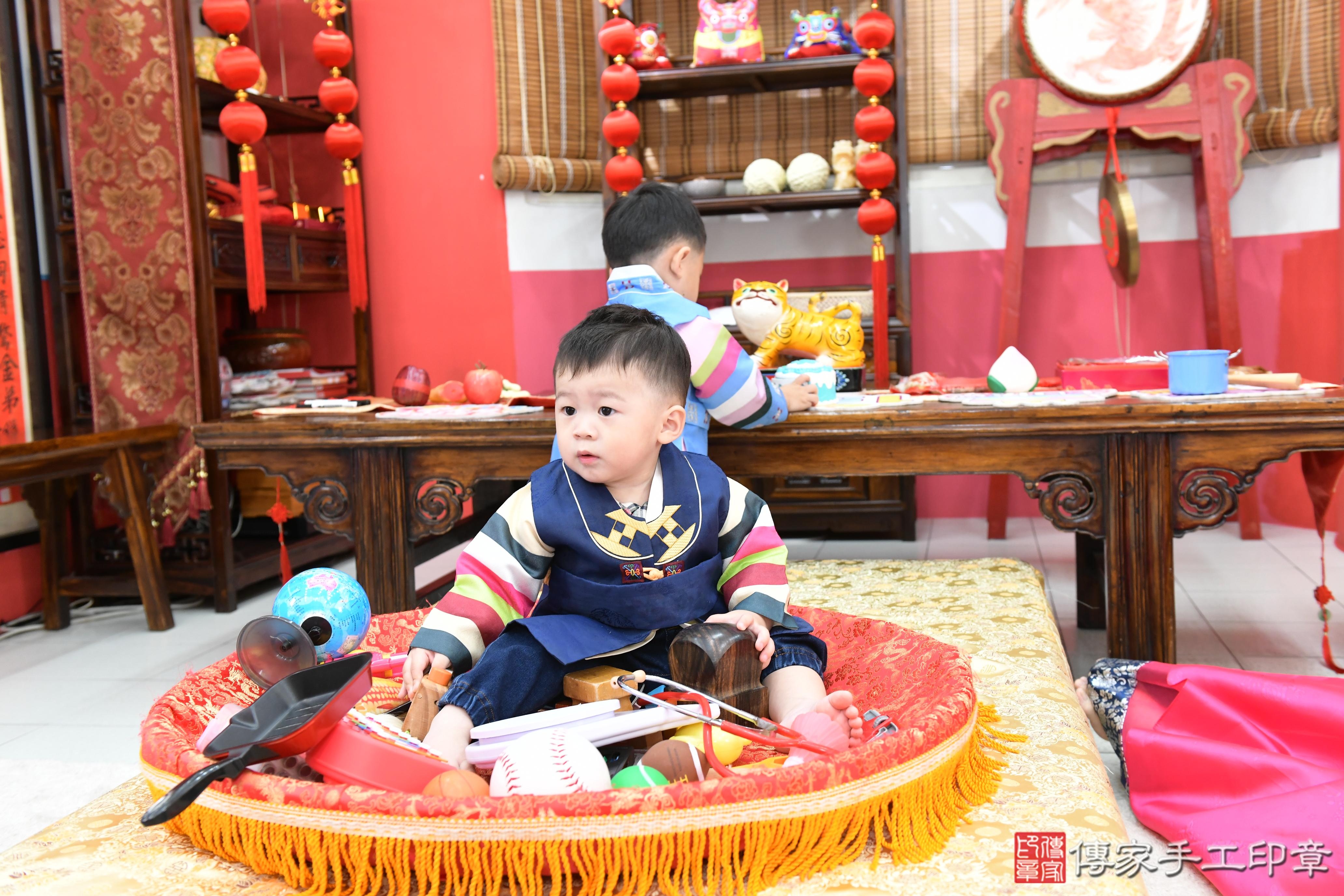 傳家手工印章高雄店、抓周、度脺、美式風會場、傳家嬰兒古禮、吉祥話、抓周道具物品24種、拍照。抓周證書。寶寶抓周、滿周歲、生日快樂、祝福