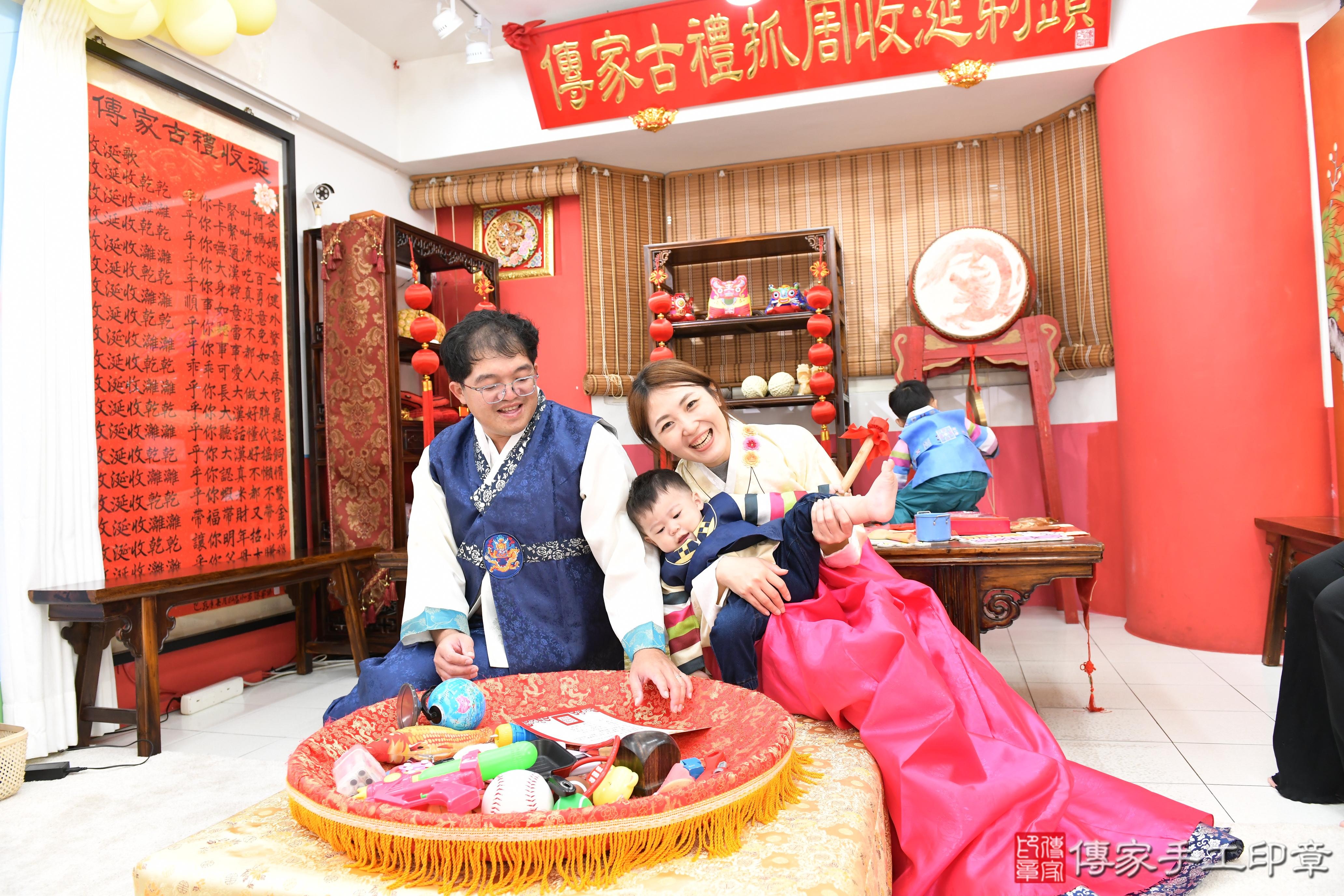 傳家手工印章高雄店、抓周、度脺、美式風會場、傳家嬰兒古禮、吉祥話、抓周道具物品24種、拍照。抓周證書。寶寶抓周、滿周歲、生日快樂、祝福