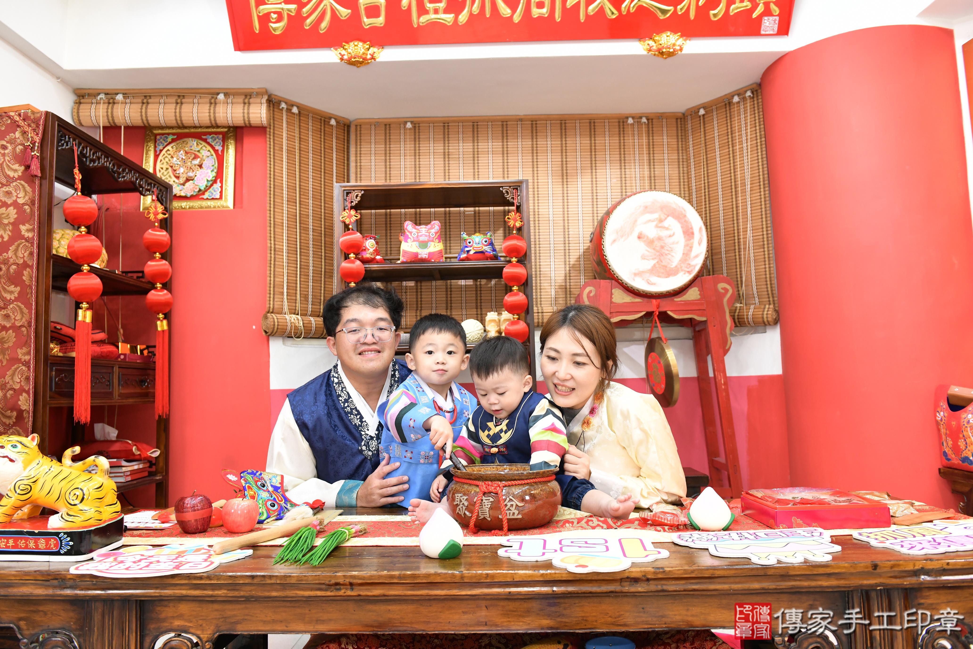 傳家手工印章高雄店、抓周、度脺、美式風會場、傳家嬰兒古禮、吉祥話、抓周道具物品24種、拍照。抓周證書。寶寶抓周、滿周歲、生日快樂、祝福