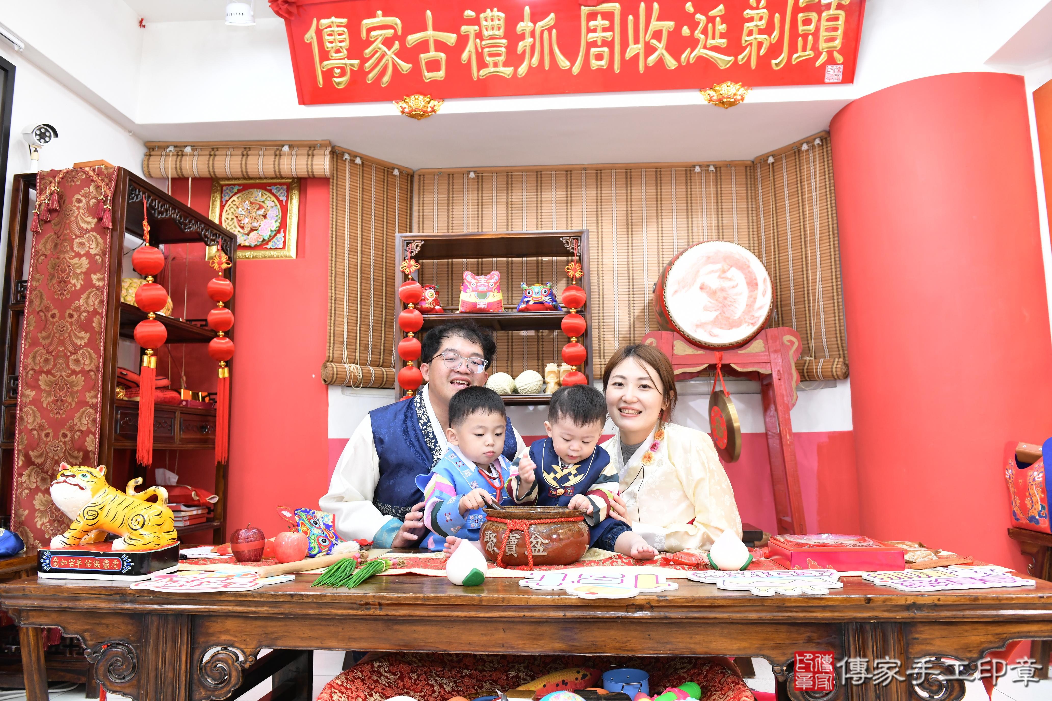 傳家手工印章高雄店、抓周、度脺、美式風會場、傳家嬰兒古禮、吉祥話、抓周道具物品24種、拍照。抓周證書。寶寶抓周、滿周歲、生日快樂、祝福