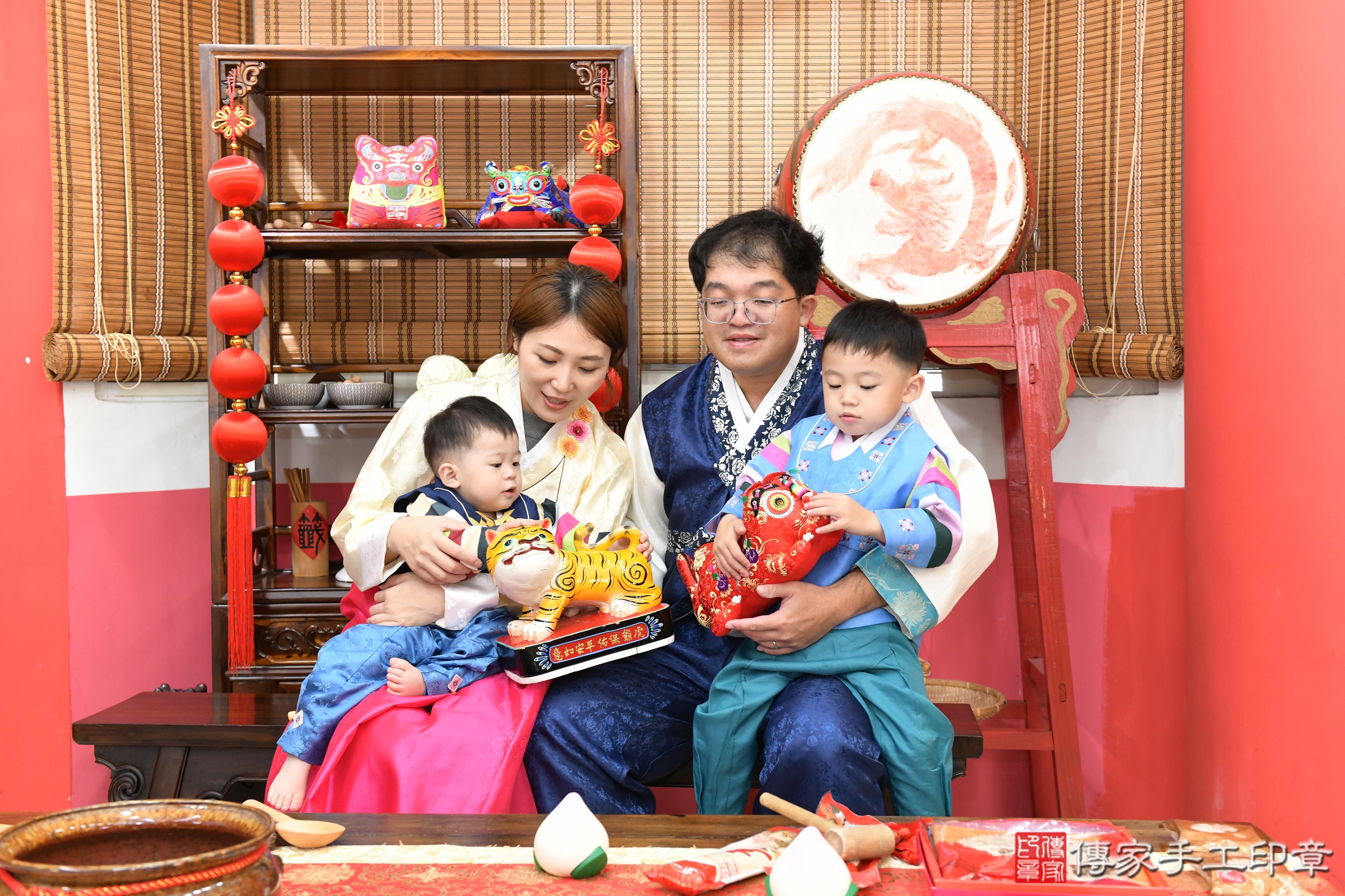 傳家手工印章高雄店、抓周、度脺、美式風會場、傳家嬰兒古禮、吉祥話、抓周道具物品24種、拍照。抓周證書。寶寶抓周、滿周歲、生日快樂、祝福