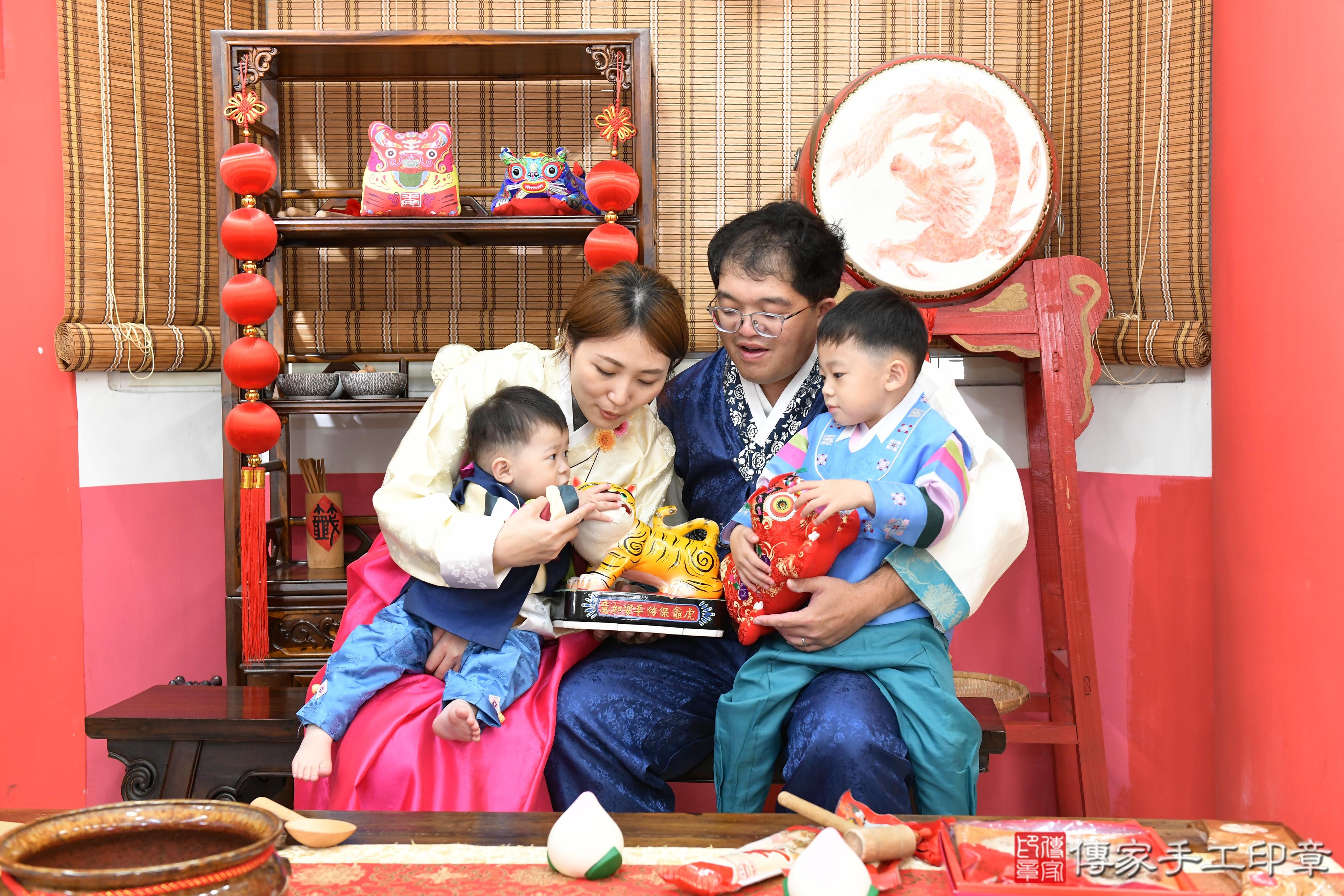 傳家手工印章高雄店、抓周、度脺、美式風會場、傳家嬰兒古禮、吉祥話、抓周道具物品24種、拍照。抓周證書。寶寶抓周、滿周歲、生日快樂、祝福