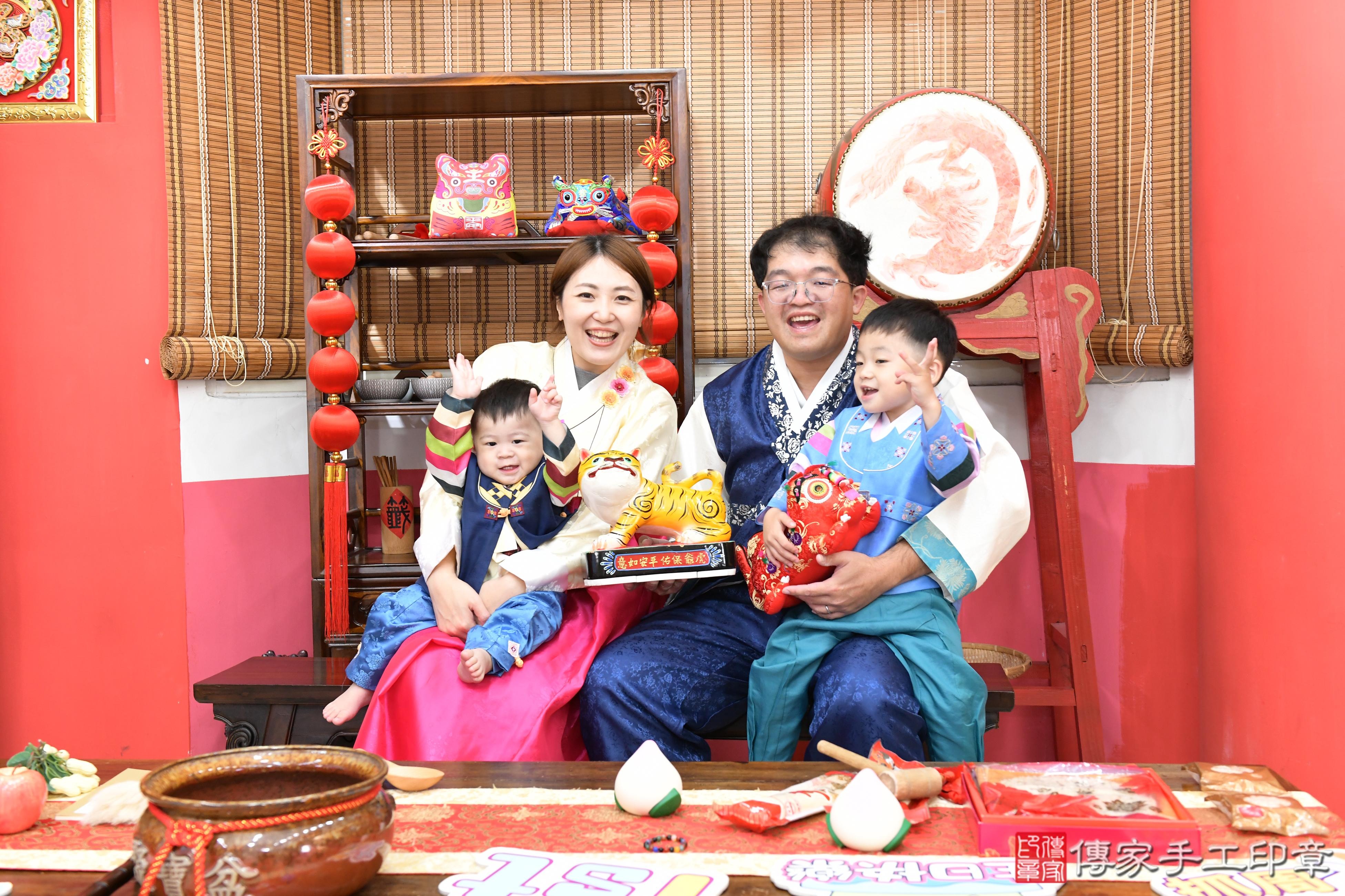 傳家手工印章高雄店、抓周、度脺、美式風會場、傳家嬰兒古禮、吉祥話、抓周道具物品24種、拍照。抓周證書。寶寶抓周、滿周歲、生日快樂、祝福