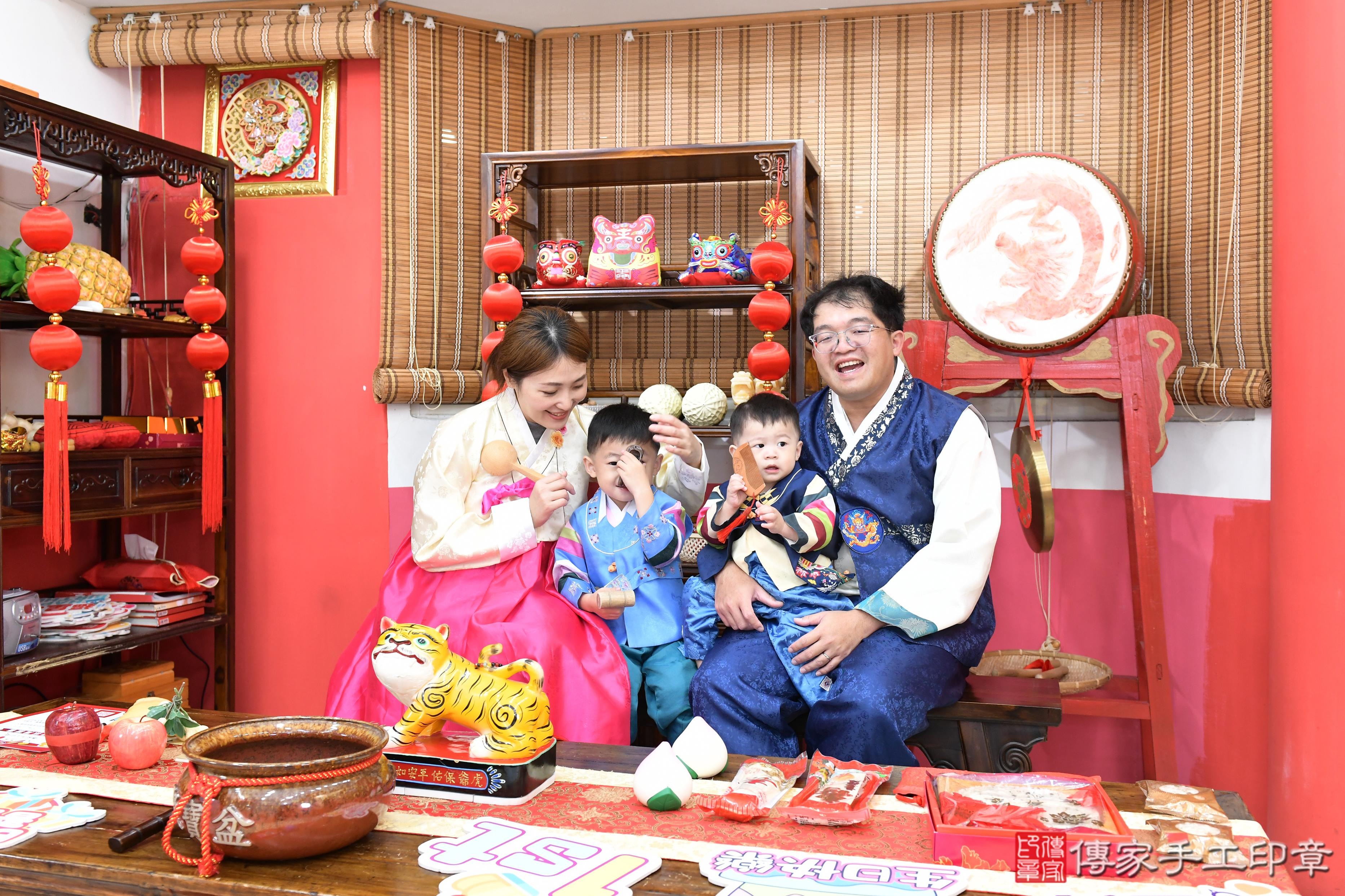 傳家手工印章高雄店、抓周、度脺、美式風會場、傳家嬰兒古禮、吉祥話、抓周道具物品24種、拍照。抓周證書。寶寶抓周、滿周歲、生日快樂、祝福