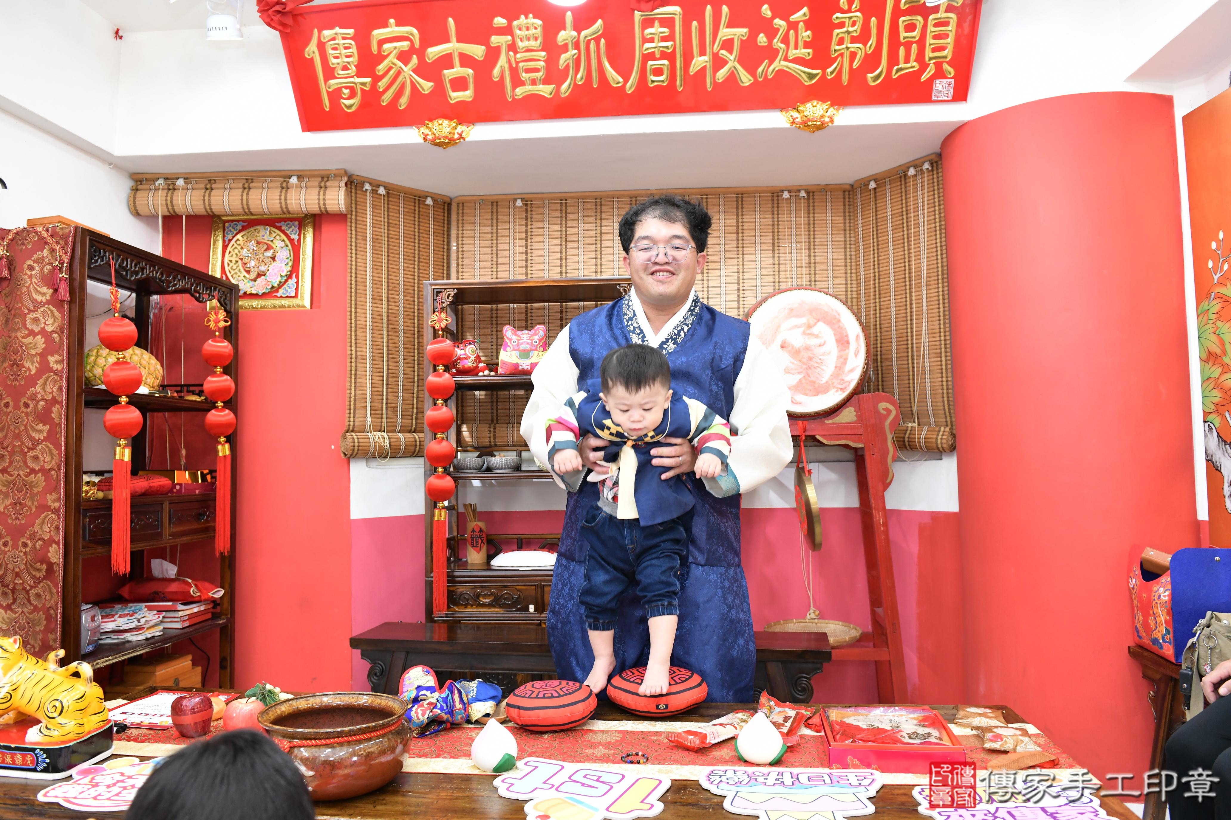 傳家手工印章高雄店、抓周、度脺、美式風會場、傳家嬰兒古禮、吉祥話、抓周道具物品24種、拍照。抓周證書。寶寶抓周、滿周歲、生日快樂、祝福