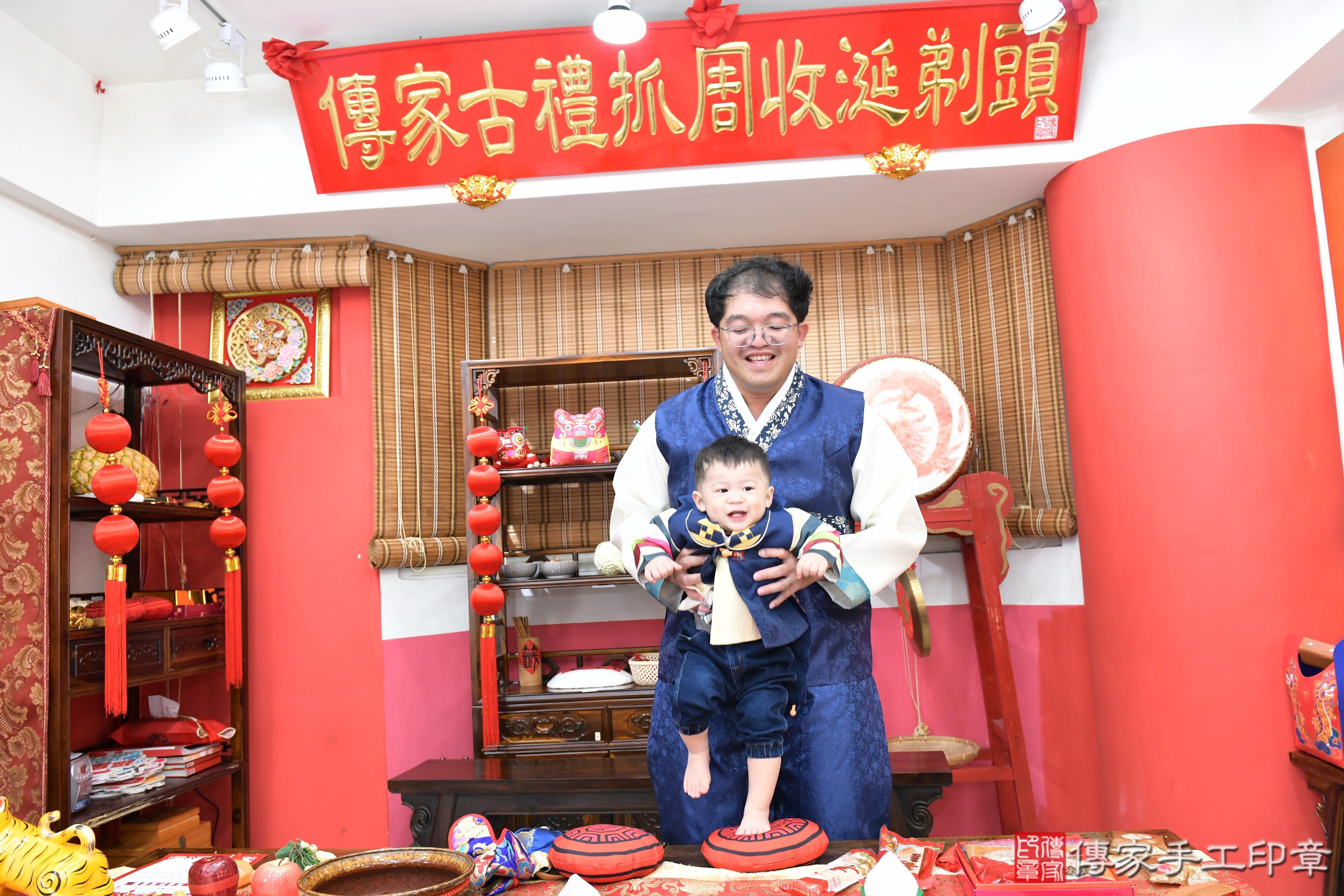 傳家手工印章高雄店、抓周、度脺、美式風會場、傳家嬰兒古禮、吉祥話、抓周道具物品24種、拍照。抓周證書。寶寶抓周、滿周歲、生日快樂、祝福