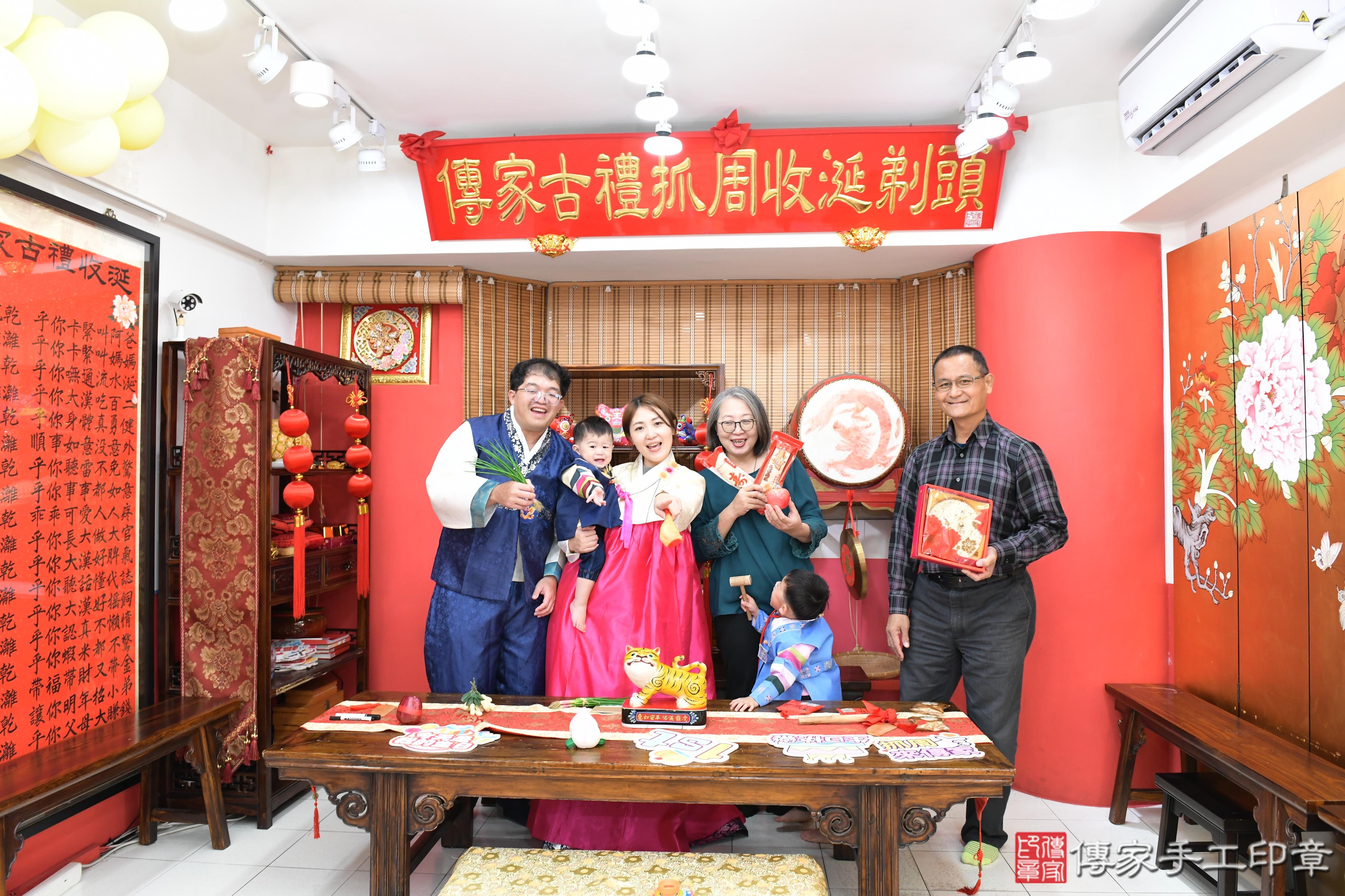 傳家手工印章高雄店、抓周、度脺、美式風會場、傳家嬰兒古禮、吉祥話、抓周道具物品24種、拍照。抓周證書。寶寶抓周、滿周歲、生日快樂、祝福