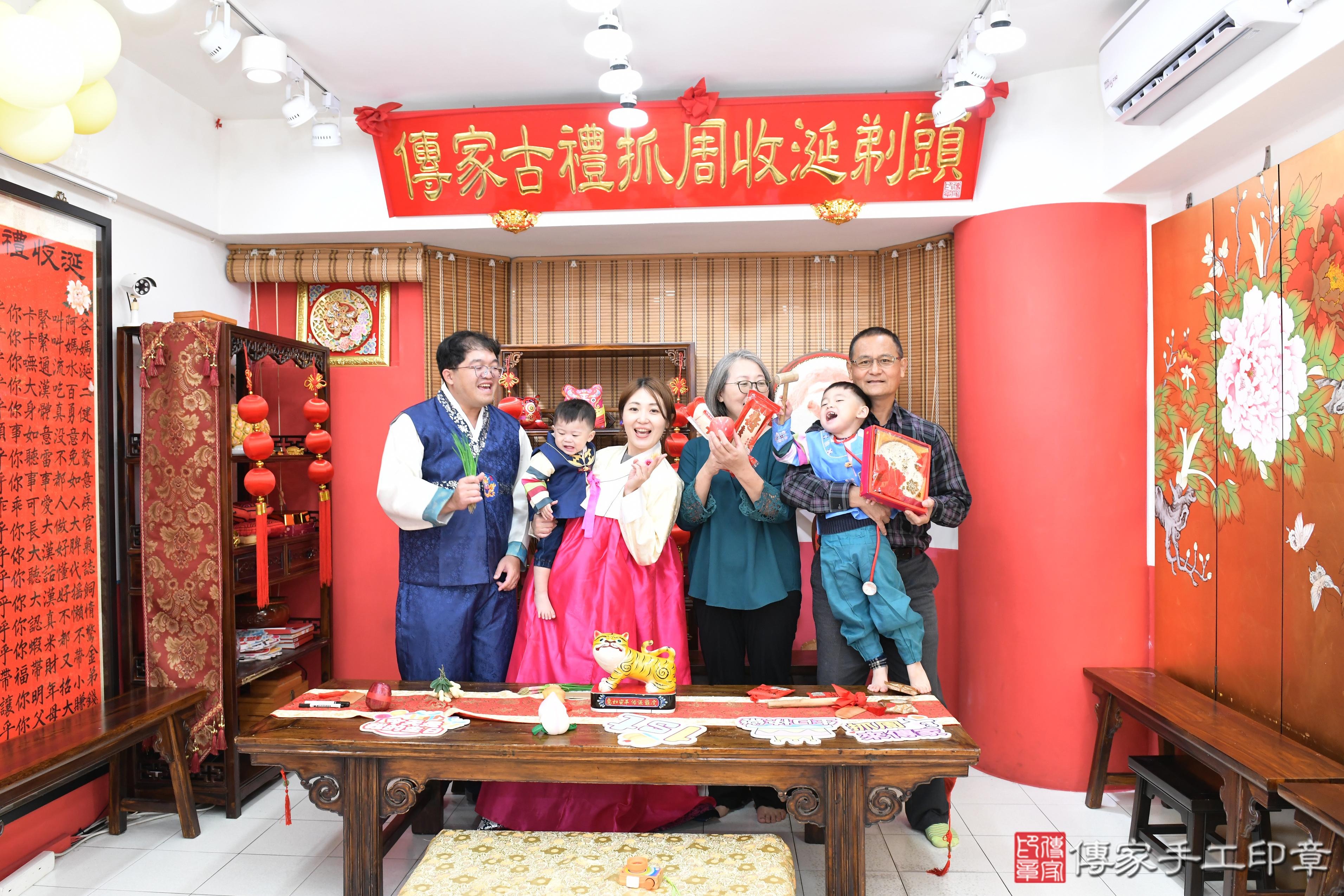 傳家手工印章高雄店、抓周、度脺、美式風會場、傳家嬰兒古禮、吉祥話、抓周道具物品24種、拍照。抓周證書。寶寶抓周、滿周歲、生日快樂、祝福