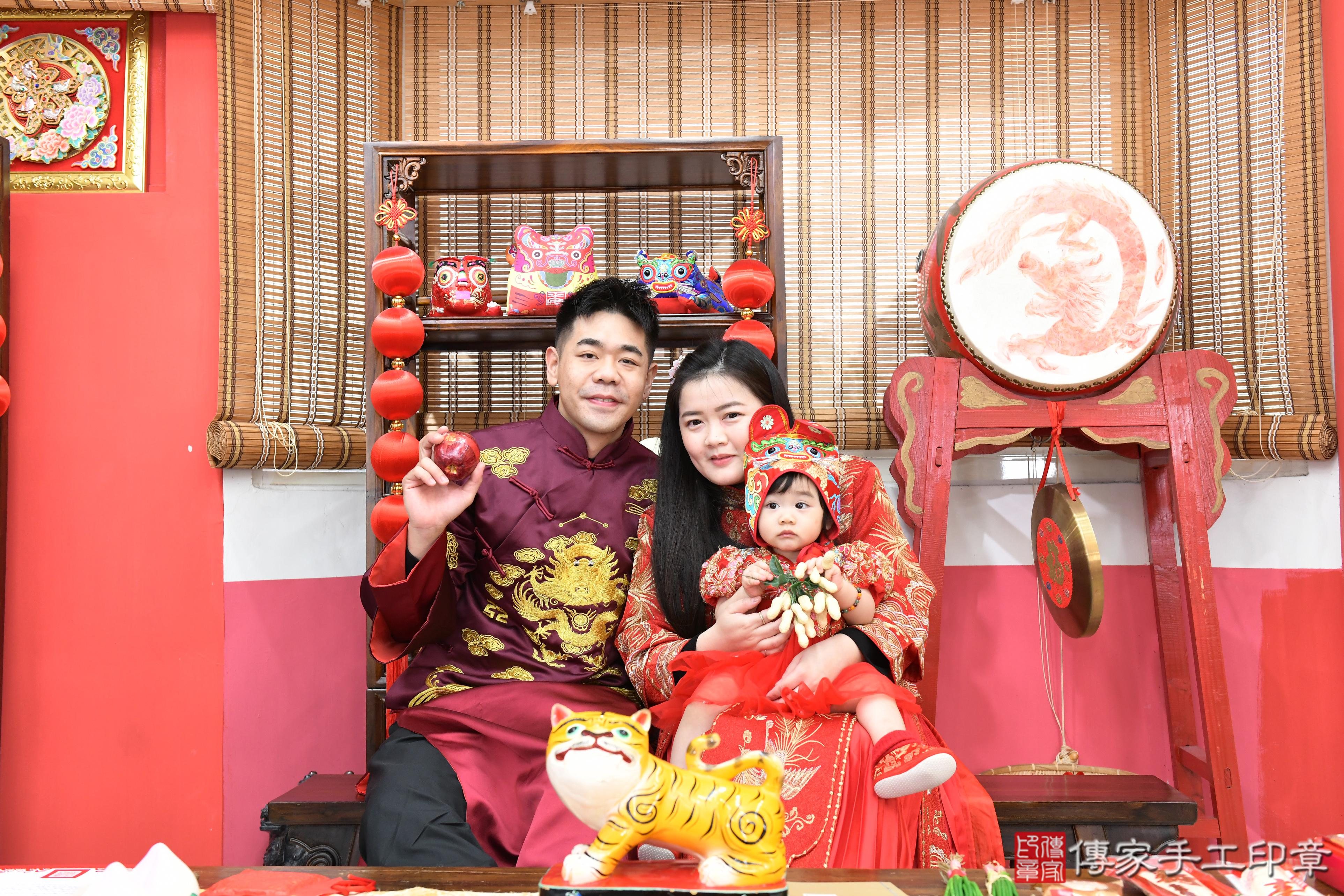 傳家手工印章高雄店、抓周、度脺、美式風會場、傳家嬰兒古禮、吉祥話、抓周道具物品24種、拍照。抓周證書。寶寶抓周、滿周歲、生日快樂、祝福