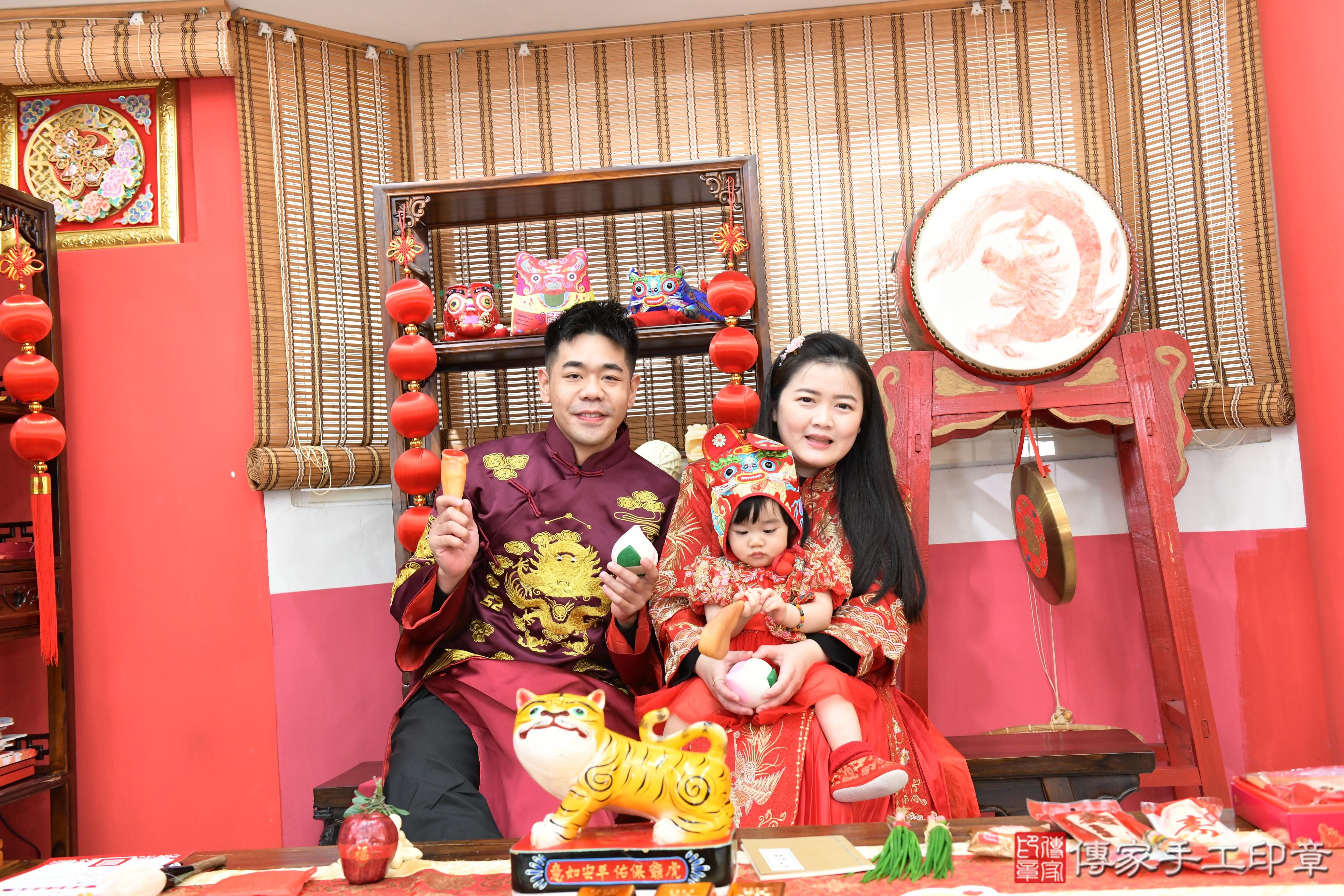 傳家手工印章高雄店、抓周、度脺、美式風會場、傳家嬰兒古禮、吉祥話、抓周道具物品24種、拍照。抓周證書。寶寶抓周、滿周歲、生日快樂、祝福