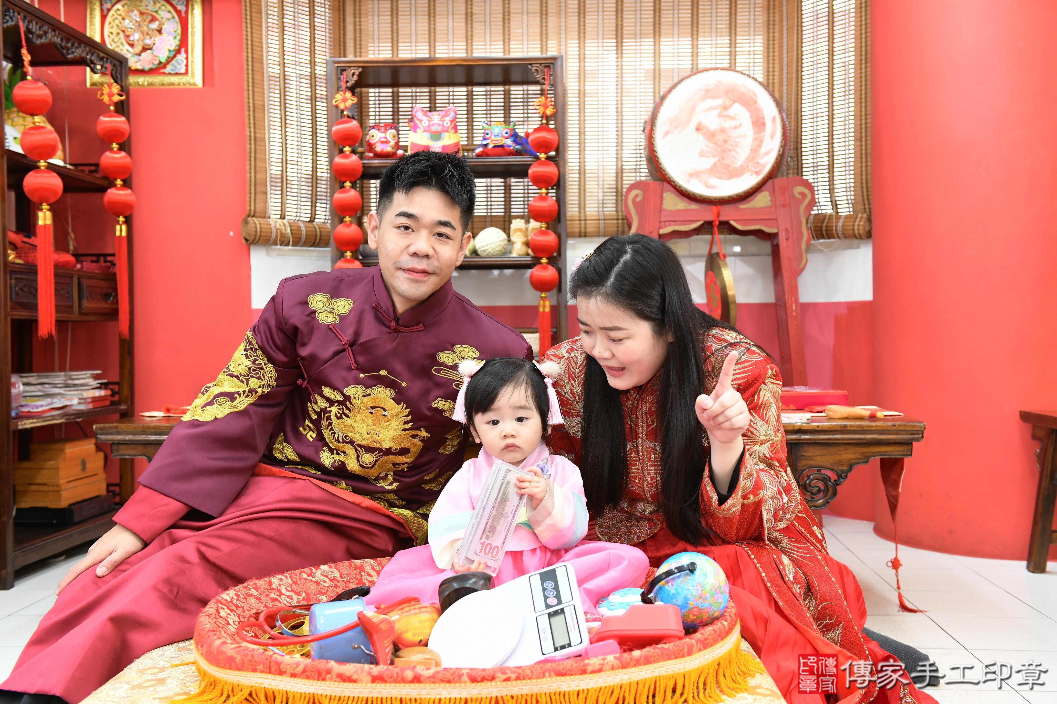 傳家手工印章高雄店、抓周、度脺、美式風會場、傳家嬰兒古禮、吉祥話、抓周道具物品24種、拍照。抓周證書。寶寶抓周、滿周歲、生日快樂、祝福