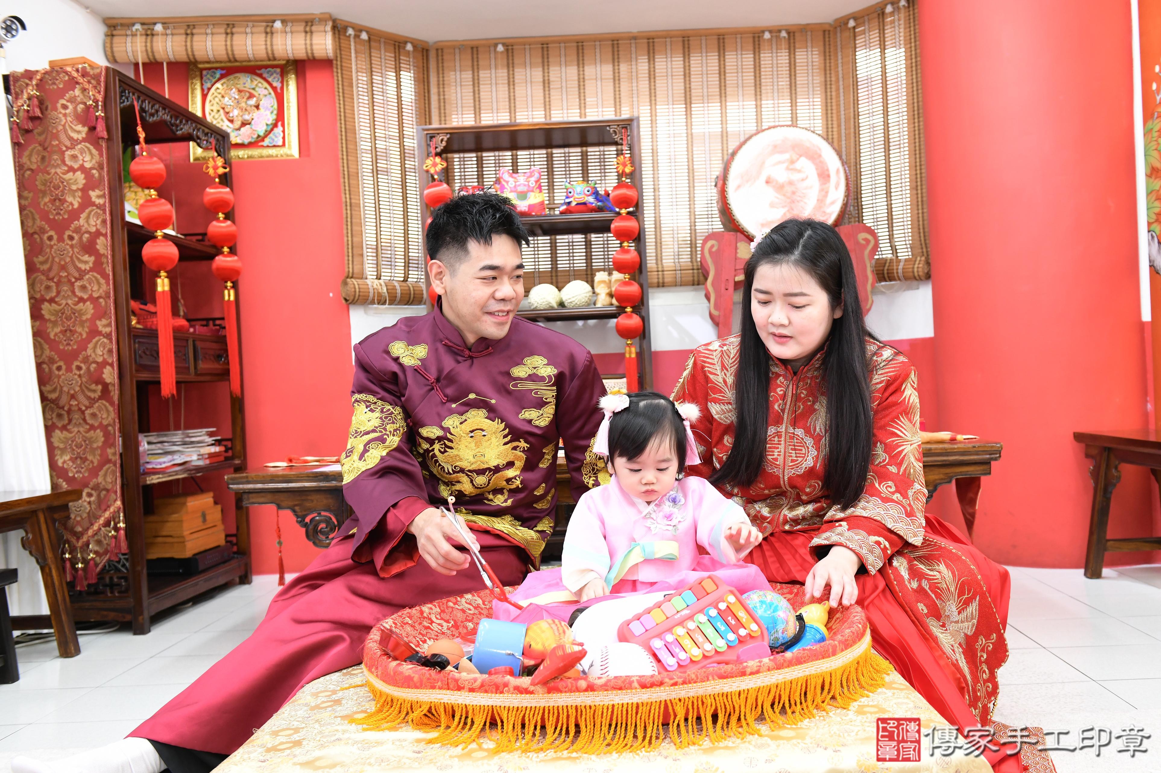 傳家手工印章高雄店、抓周、度脺、美式風會場、傳家嬰兒古禮、吉祥話、抓周道具物品24種、拍照。抓周證書。寶寶抓周、滿周歲、生日快樂、祝福