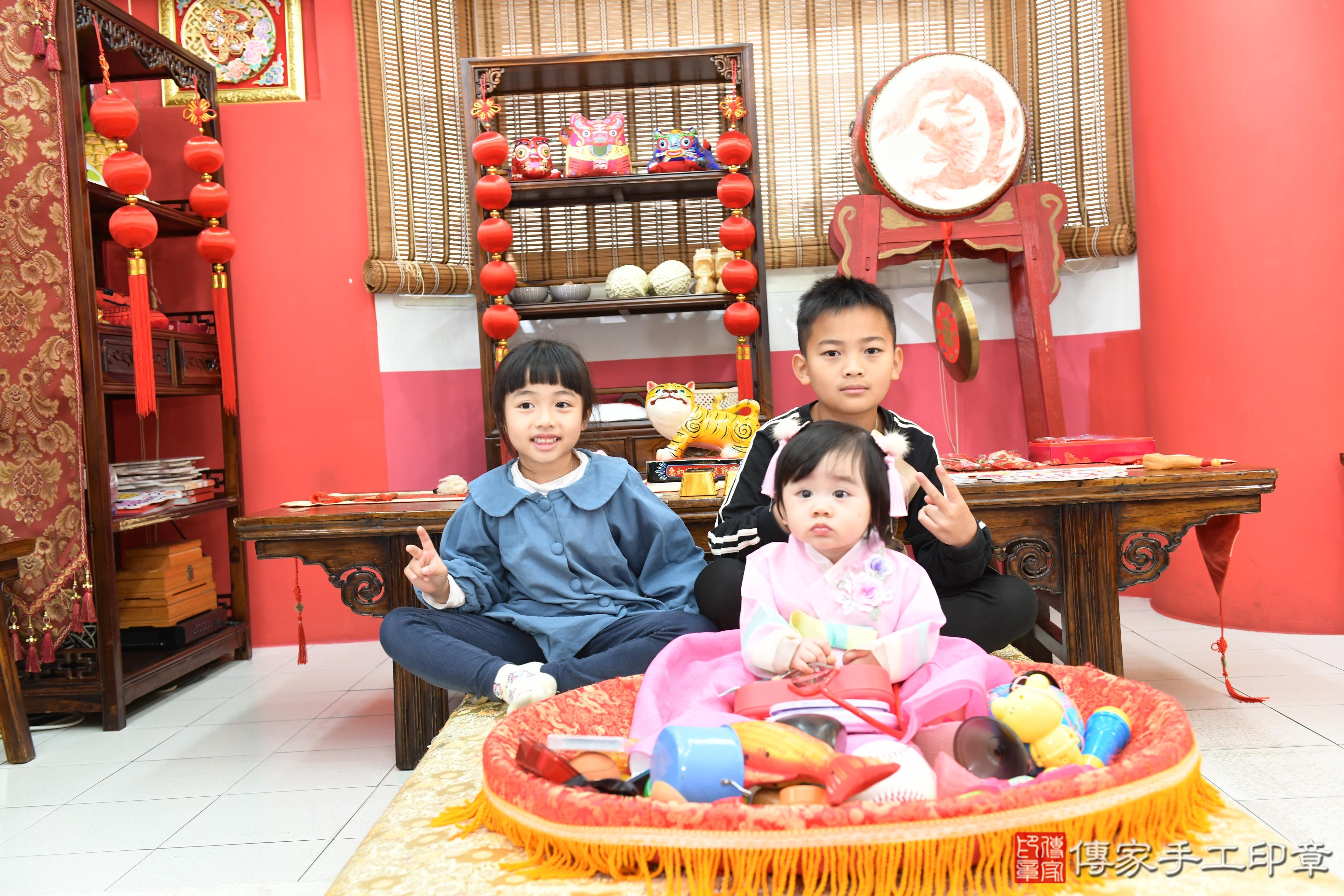 傳家手工印章高雄店、抓周、度脺、美式風會場、傳家嬰兒古禮、吉祥話、抓周道具物品24種、拍照。抓周證書。寶寶抓周、滿周歲、生日快樂、祝福