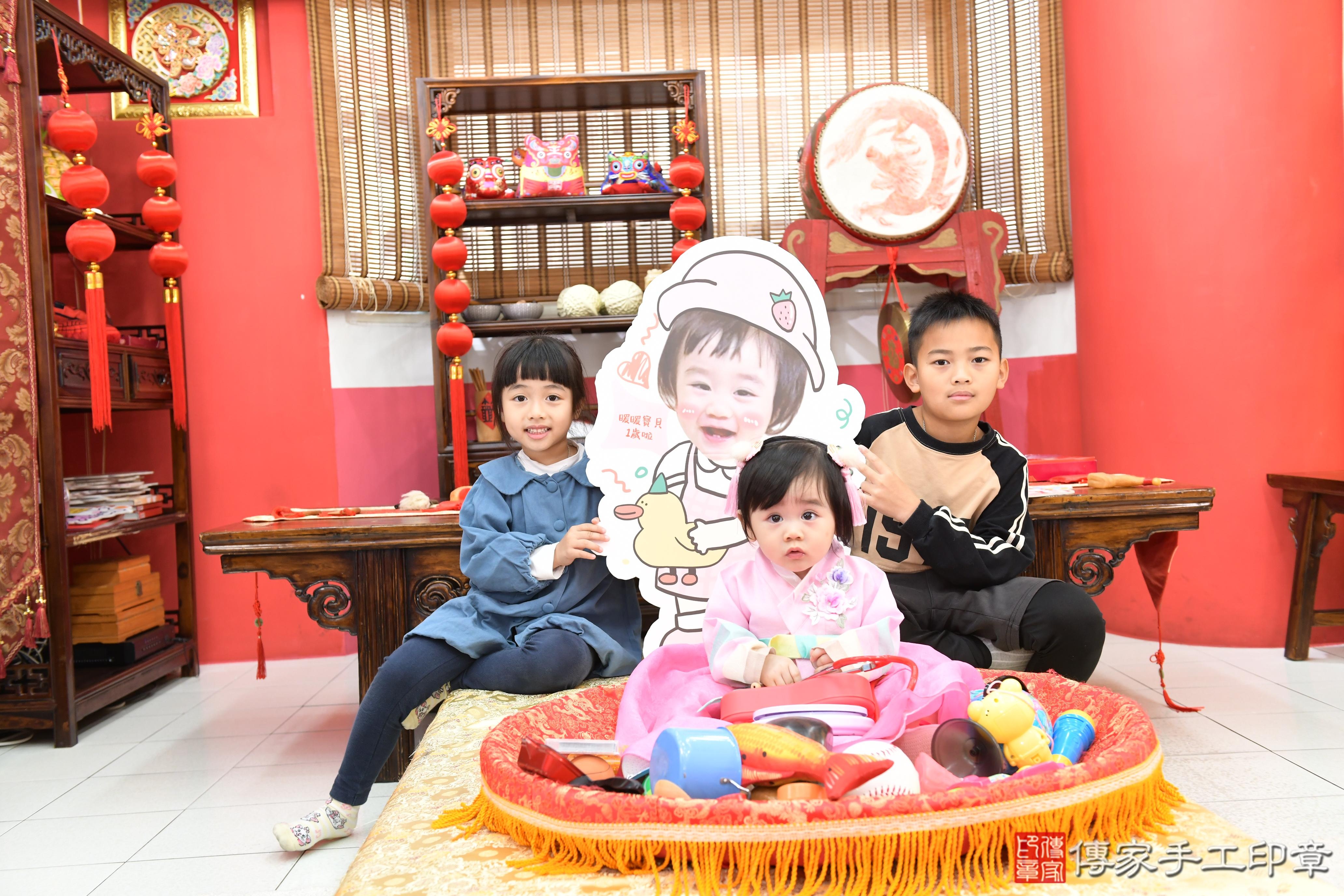 傳家手工印章高雄店、抓周、度脺、美式風會場、傳家嬰兒古禮、吉祥話、抓周道具物品24種、拍照。抓周證書。寶寶抓周、滿周歲、生日快樂、祝福