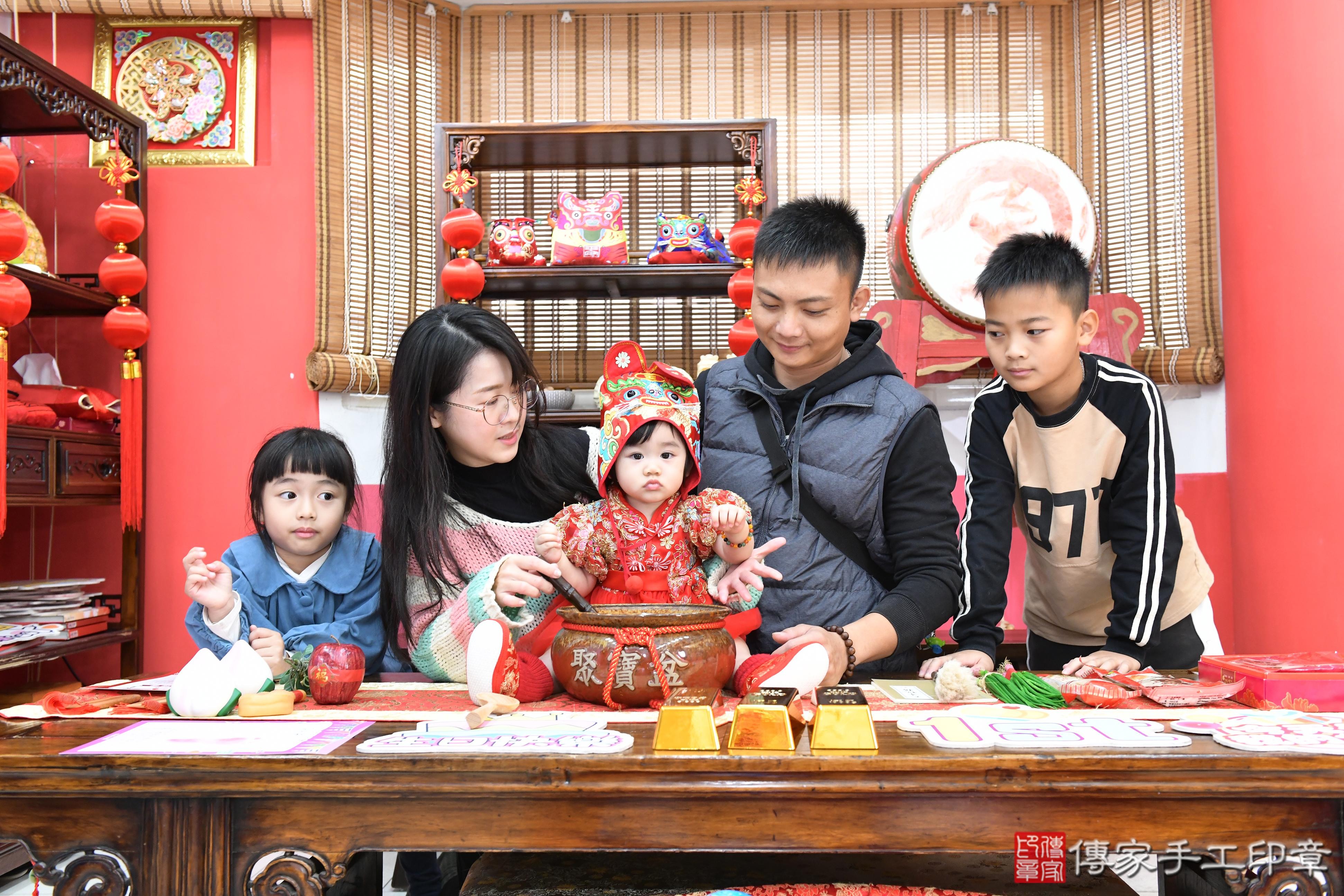 傳家手工印章高雄店、抓周、度脺、美式風會場、傳家嬰兒古禮、吉祥話、抓周道具物品24種、拍照。抓周證書。寶寶抓周、滿周歲、生日快樂、祝福