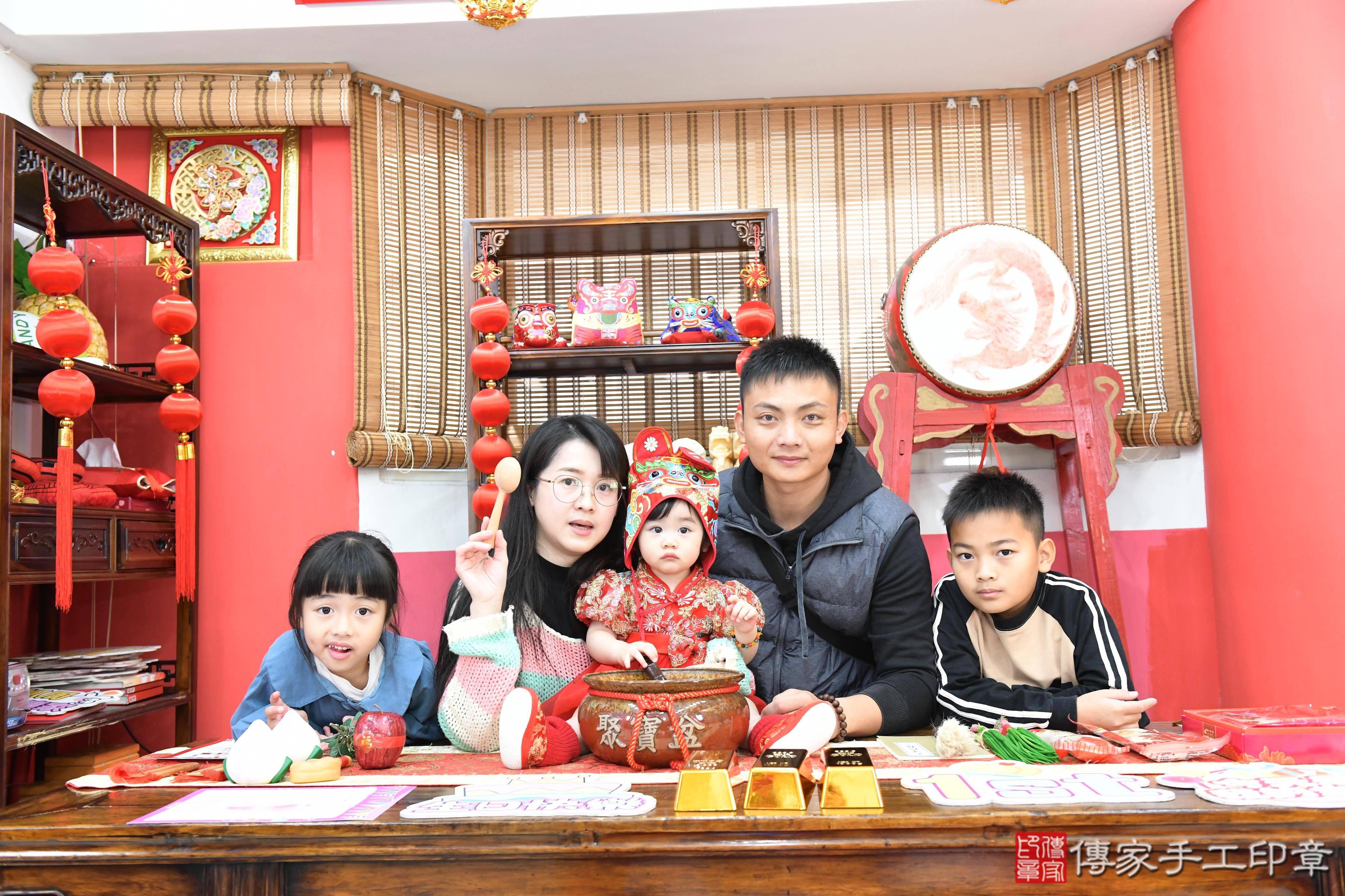 傳家手工印章高雄店、抓周、度脺、美式風會場、傳家嬰兒古禮、吉祥話、抓周道具物品24種、拍照。抓周證書。寶寶抓周、滿周歲、生日快樂、祝福